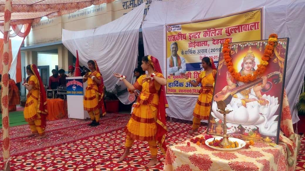 बुल्लावाला इंटर कॉलेज के वार्षिक उत्सव में सांस्कृतिक प्रस्तुति देती छात्राएं।