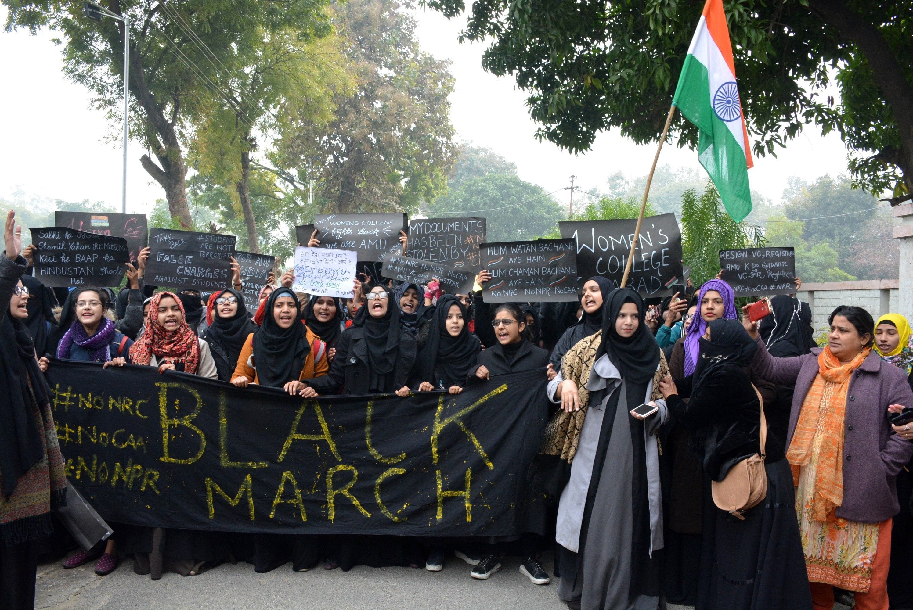 सीएए, एनआरसी व एनपीआर के विरोध में अब्दुल्ला कॉलेज में ब्लैक मार्च निकालतीं छात्राएं।  