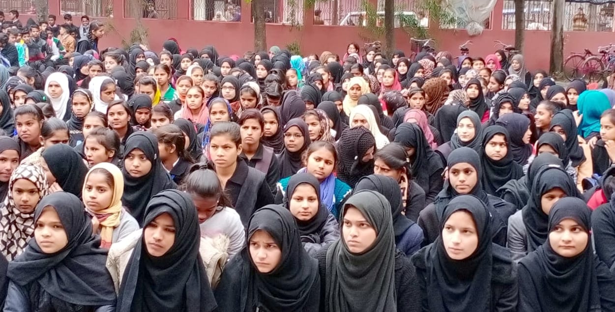 गीना में एमएम इंटर कॉलेज में प्रधानमंत्री के परीक्षा पर कार्यक्रम को टेलीविजन पर देखते स्कूली छ? गीना में एमएम इंटर कॉलेज में प्रधानमंत्री के परीक्षा पर कार्यक्रम को टेलीविजन पर देखते स्कूली छ?