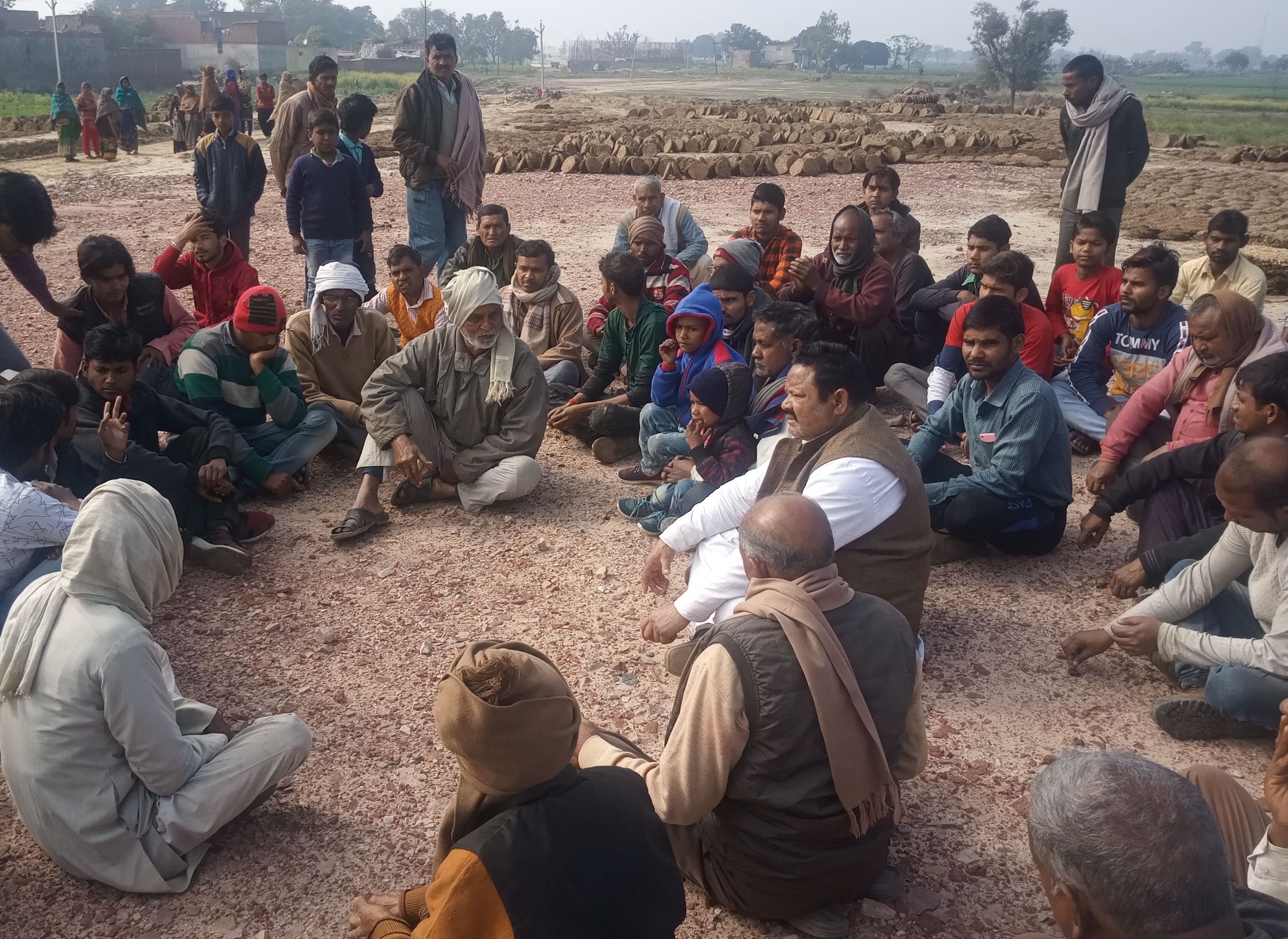 हाईवे वाईपास पर रोके गए निर्माण कार्य के बाद वाई पास पर बैठे ग्रामीण- संवाद हाईवे वाईपास पर रोके गए निर्माण कार्य के बाद वाई पास पर बैठे ग्रामीण- संवाद