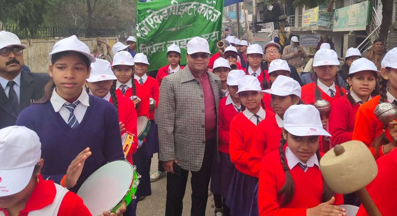 कलक्ट्रेट पर बेटी पढ़ाओ बेटी बचाओ जागरूक रैली का उदघाटन करते डीएम सुखलाल भरती स्कूली बटियों के स? कलक्ट्रेट पर बेटी पढ़ाओ बेटी बचाओ जागरूक रैली का उदघाटन करते डीएम सुखलाल भरती स्कूली बटियों के स?