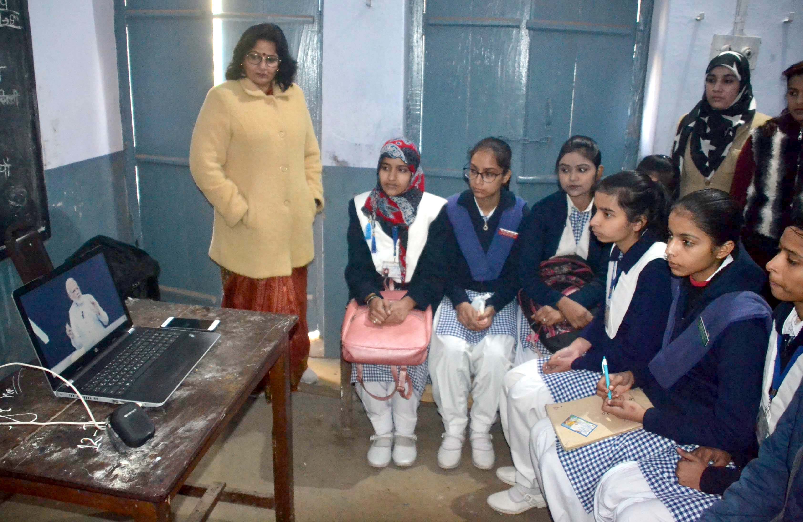 शामली के जैन कन्या इन्टर कालेज में परीक्षा पे चर्चा कार्यक्रम का सीधा  प्रसारण  देखतीं छात्राएं।