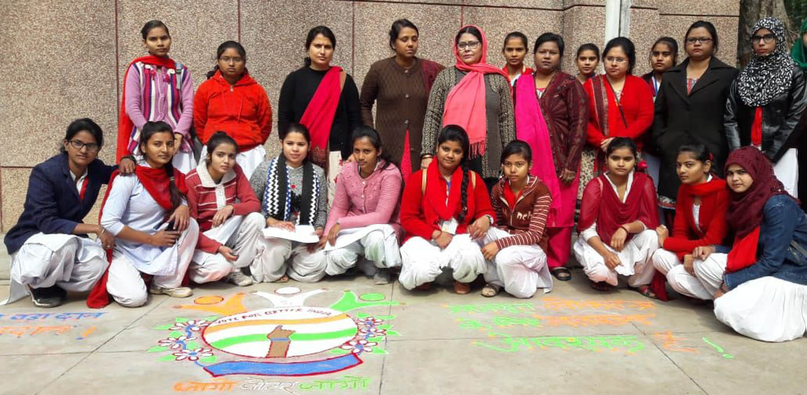 महिला डिग्री कालेज में रंगोली का प्रदर्शन करतीं छात्राएं। महिला डिग्री कालेज में रंगोली का प्रदर्शन करतीं छात्राएं।