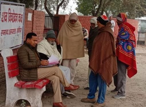 पंचशील कालोनी में महिला की हत्या के मामले में पोस्टमार्टम के लिए कार्रवाई करती पुलिस। पंचशील कालोनी में महिला की हत्या के मामले में पोस्टमार्टम के लिए कार्रवाई करती पुलिस।