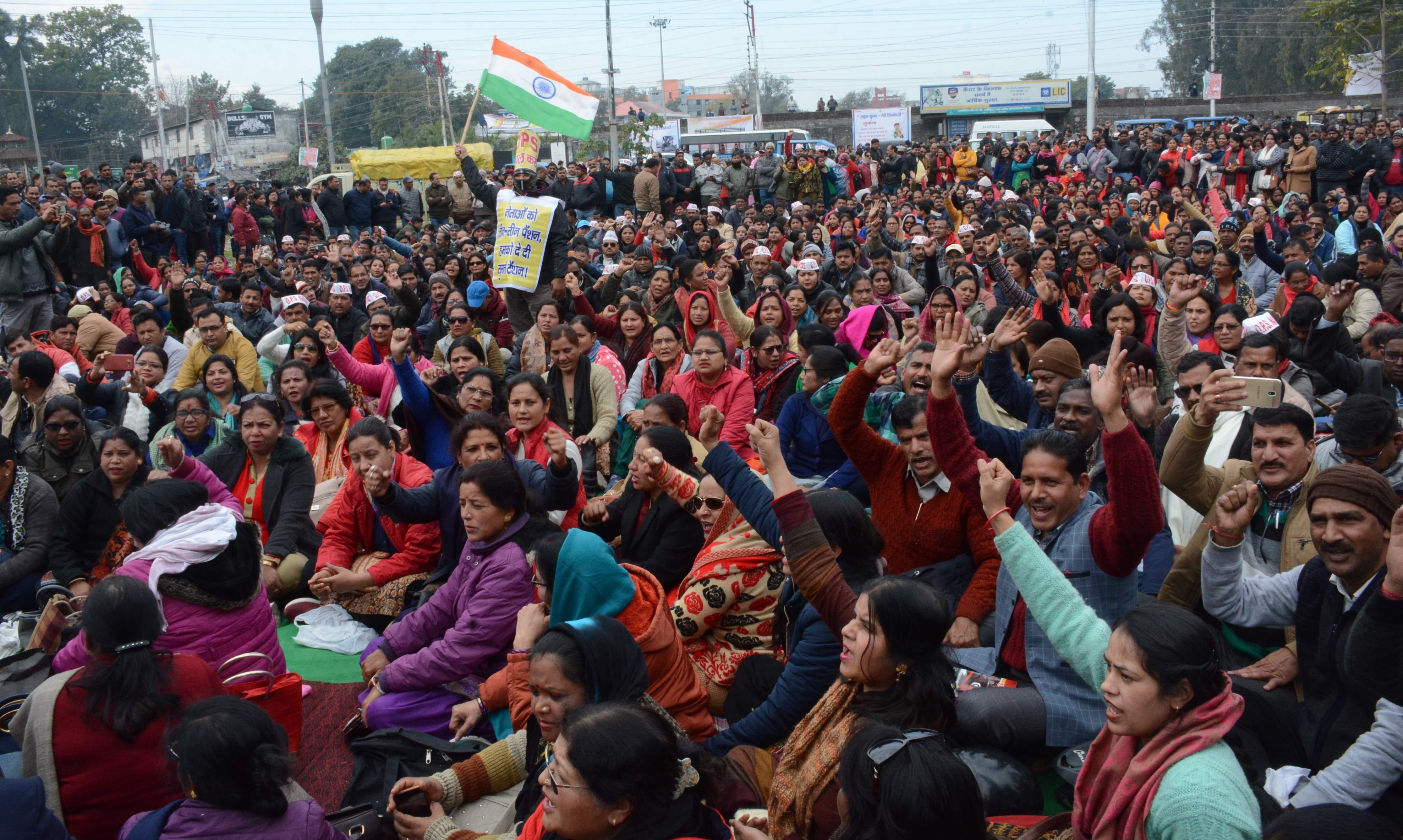 परेड मैदान में विभिन्न मांगों करो लेकर धरना प्रदर्शन करते उत्तराखंड राज्य प्राथमिक शिक्षक संघ क परेड मैदान में विभिन्न मांगों करो लेकर धरना प्रदर्शन करते उत्तराखंड राज्य प्राथमिक शिक्षक संघ क