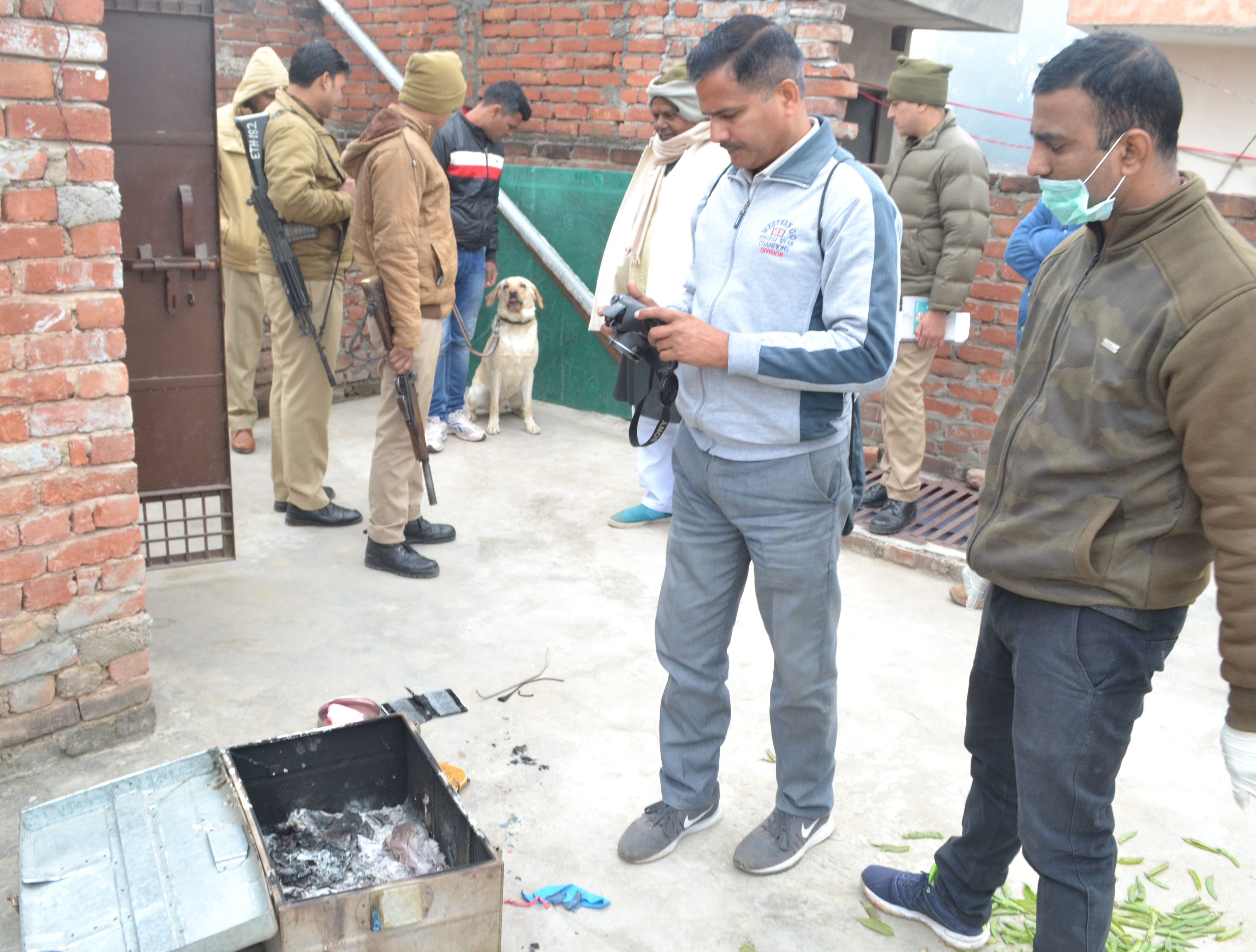 मौहल्ला डांक बगलिया स्थित आवास में हुई चोरी की घटना के बाद जांच करती फॉरेंसिक एवं डॉग स्क्वाइट टी