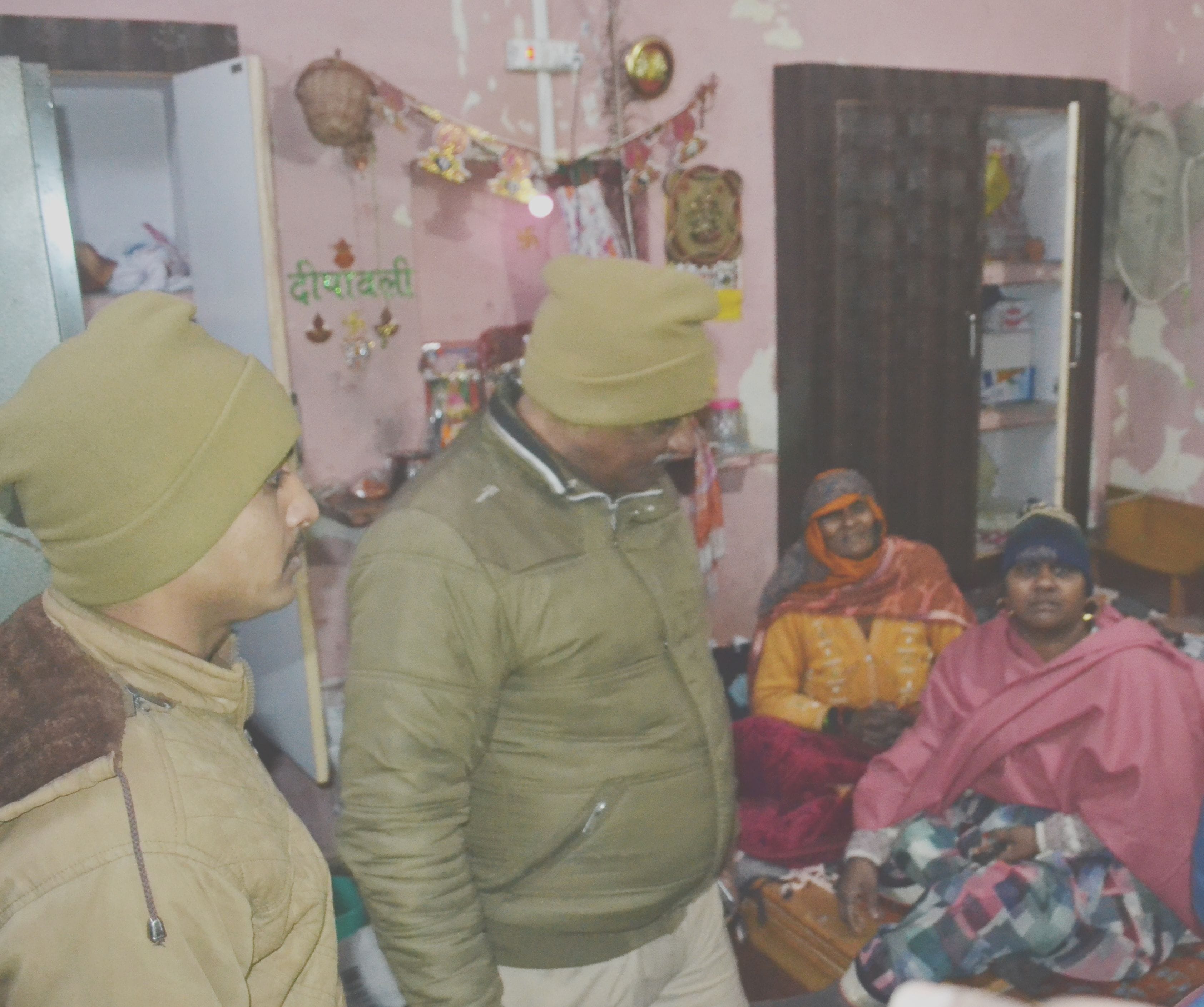 मौहल्ला डांक बगलिया स्थित आवास में हुई चोरी की घटना के बाद जांच करती पुलिस- संवाद