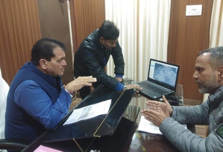 16 सुरंगों से गुजरेगी कर्णप्रयाग रेलवे लाइन रेलवे विकास निगम के प्रोजेक्ट इंजीनियर हिमांशु बडोनी से वार्ता करते विस अध्यक्ष।