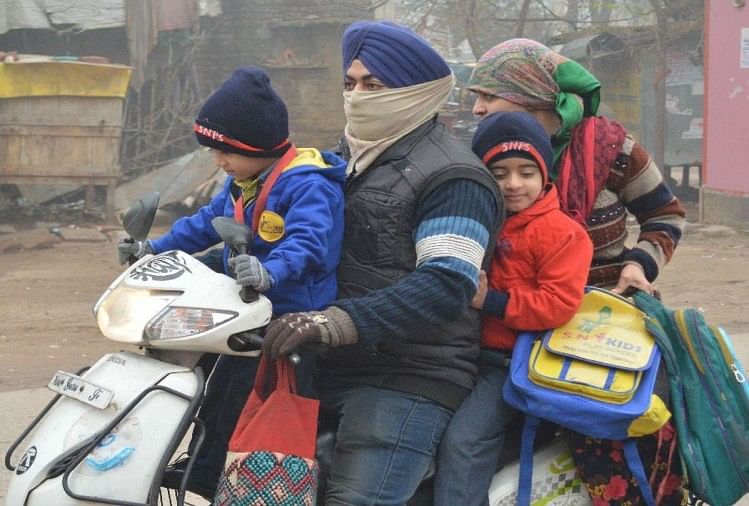 School Closed in Noida: कड़ाके की सर्दी के बीच आठवीं तक के स्कूल बंद, जारी रहेगी ऑनलाइन क्लास