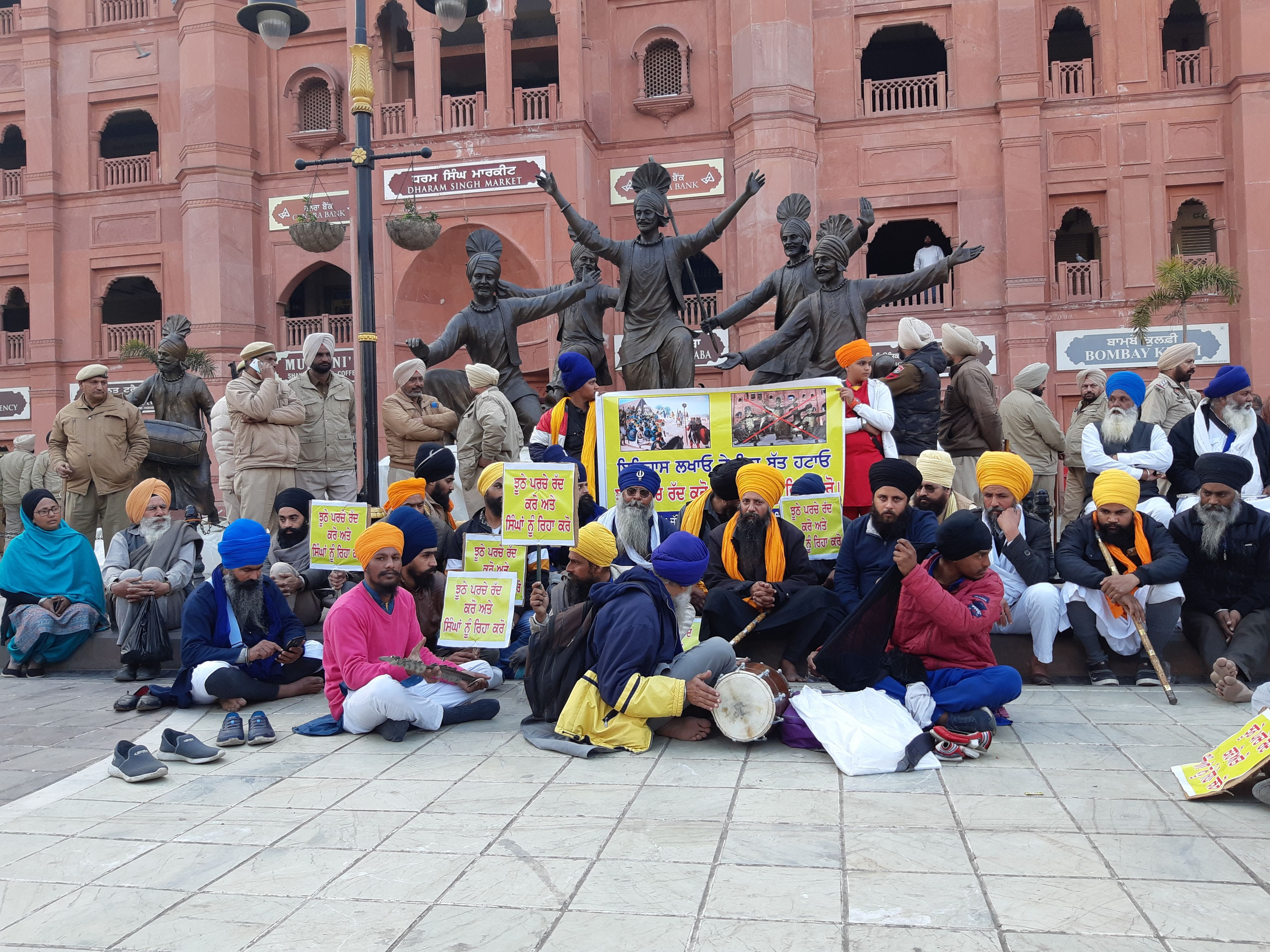 अमृतसर में दरबार साहिब को जाने वाले रास्ते में हेरिटेज स्ट्रीट पर धरने पर बैठे निहंग सिंह जत्थे ब