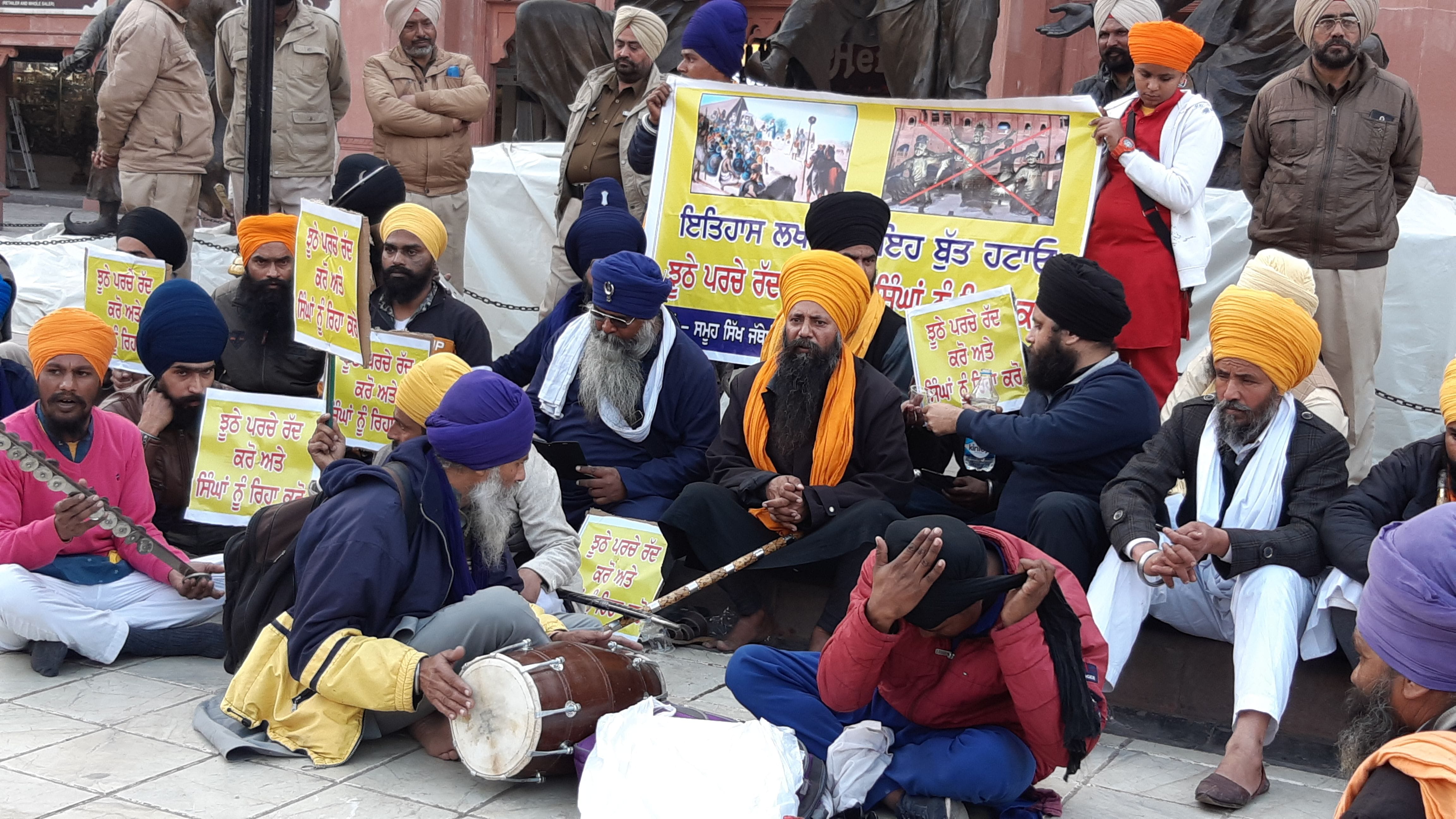 अमृतसर में दरबार साहिब को जाने वाले रास्ते में हेरिटेज स्ट्रीट पर धरने पर बैठे निहंग सिंह जत्थे ब