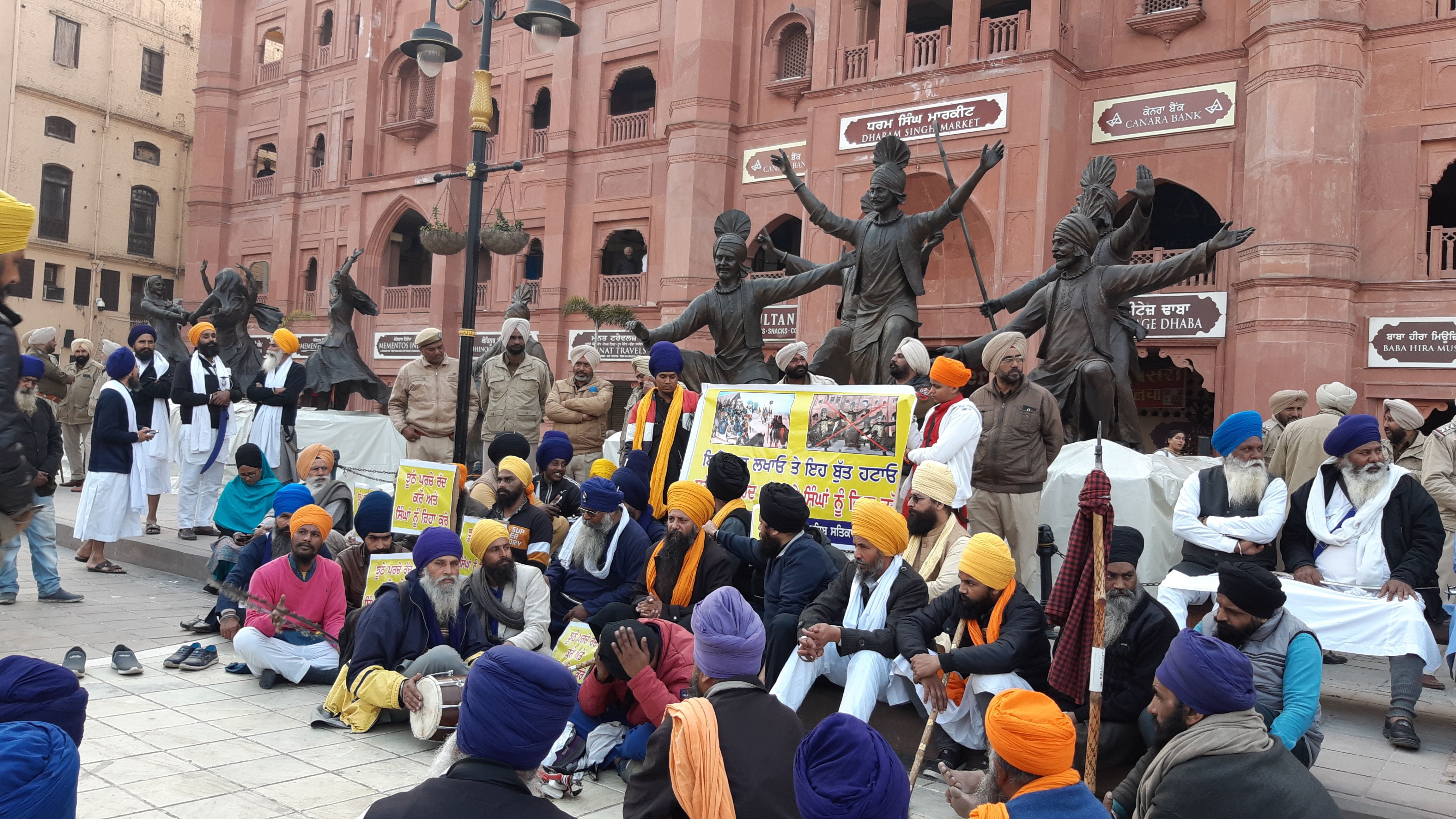 अमृतसर में दरबार साहिब को जाने वाले रास्ते में हेरिटेज स्ट्रीट पर धरने पर बैठे निहंग सिंह जत्थे ब