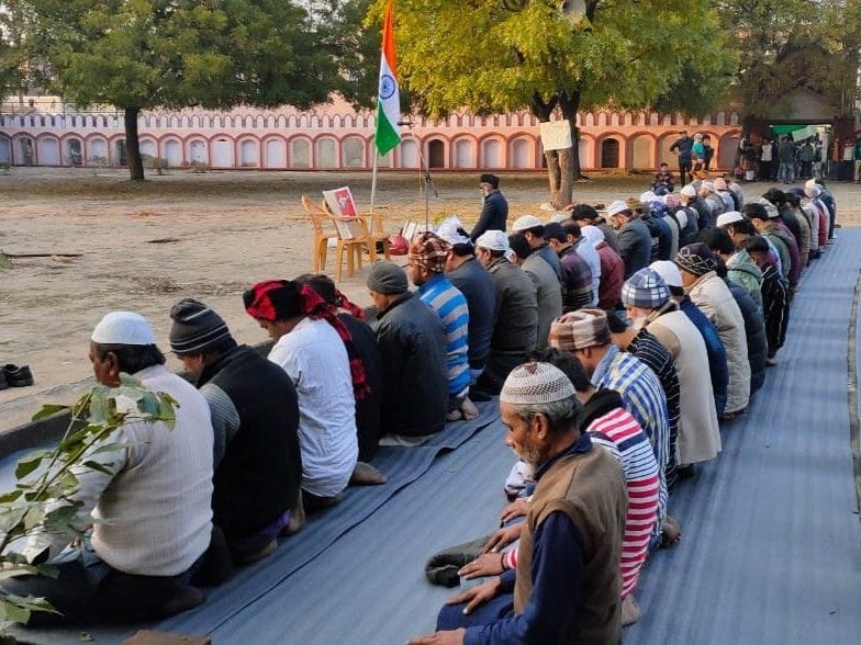 धरना प्रदर्शन के दौरान जोहर की नमाज अदा करते हुए लोग।