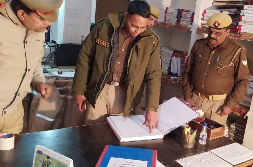 ाबरी थाने का निरिक्षण करते एसपी ाबरी थाने का निरिक्षण करते एसपी