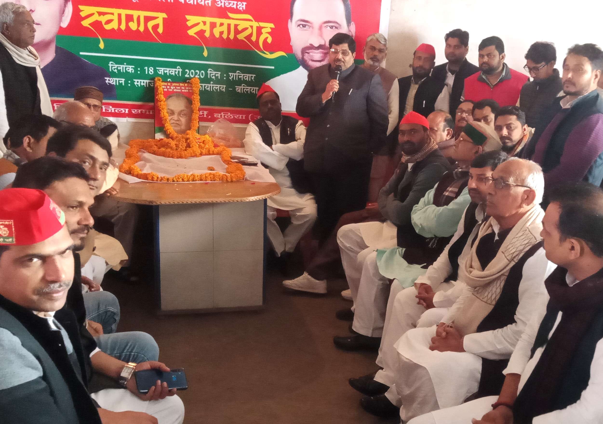 सपा कार्यालय पर जनेश्वर मिश्र की 10वीं पुण्यतिथि के दौरान कार्यकर्ताओं को संबोधित करते पूर्व मंत? सपा कार्यालय पर जनेश्वर मिश्र की 10वीं पुण्यतिथि के दौरान कार्यकर्ताओं को संबोधित करते पूर्व मंत?