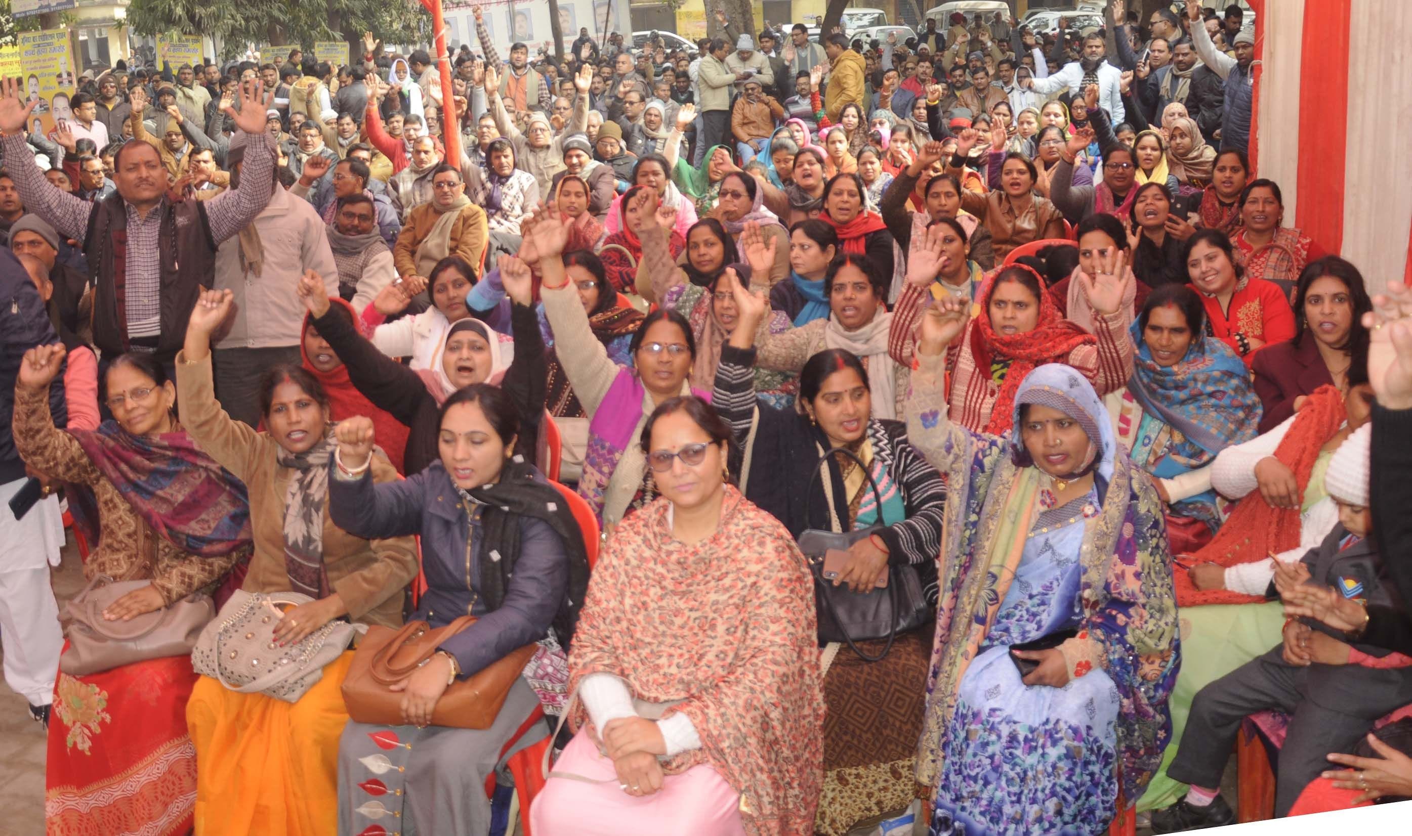 कचहरी में मांगो को लेकर धरना प्रदर्शन करती शिक्षिकाएं। कचहरी में मांगो को लेकर धरना प्रदर्शन करती शिक्षिकाएं।