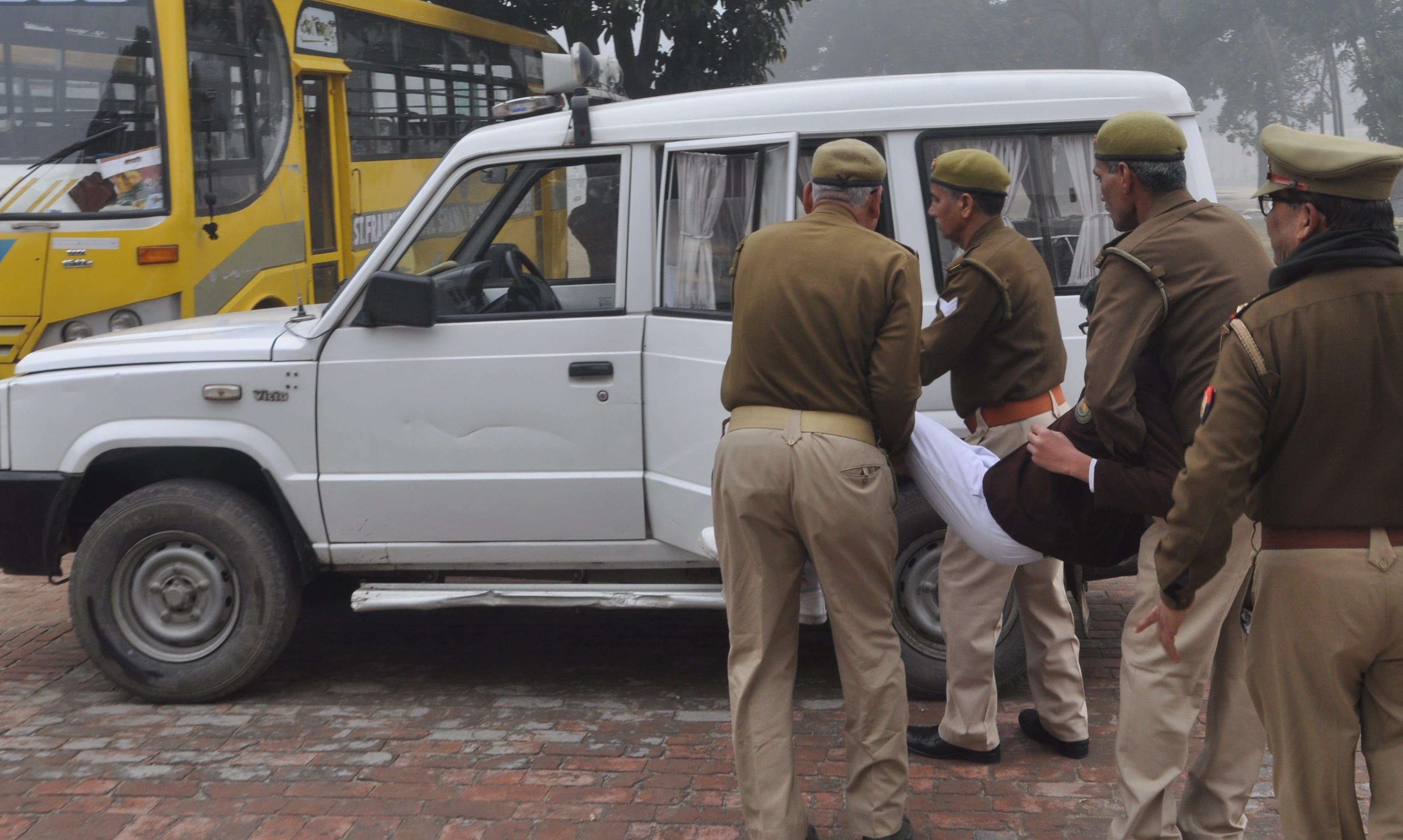 शामली सेंटफ्रांसिस स्कूल में अग्निशमन के प्रशिक्षण के दोरान घायल छात्र को लाते अग्निशमन विभाग शामली सेंटफ्रांसिस स्कूल में अग्निशमन के प्रशिक्षण के दोरान घायल छात्र को लाते अग्निशमन विभाग