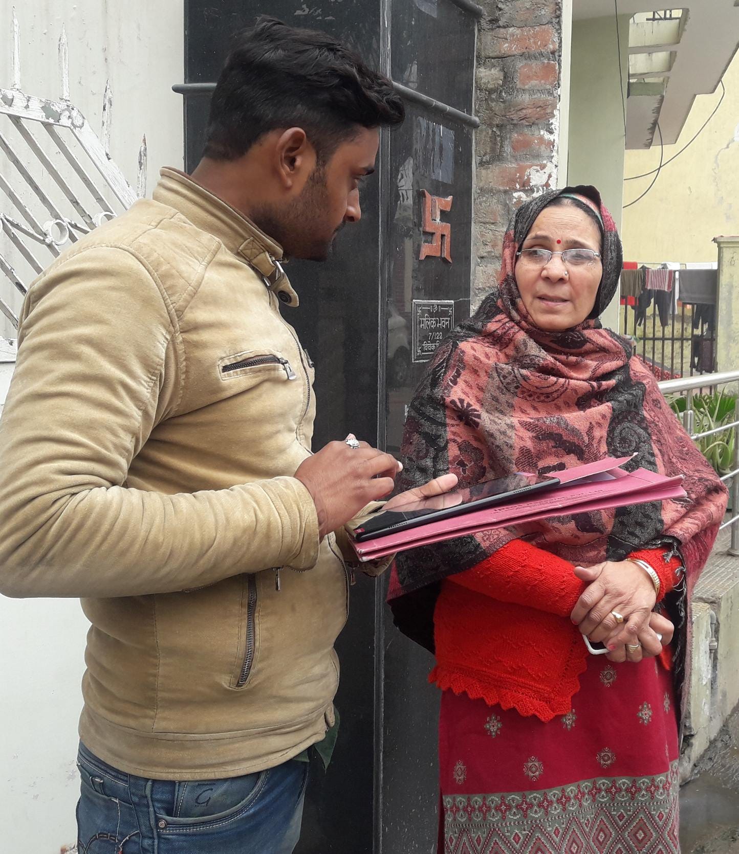 शामली चरण सिंह कॉलोनी में महिला विमलेश से सर्वेक्षण टीम के सदस्य सफाई व्यवस्था की जानकारी लेते ह? शामली चरण सिंह कॉलोनी में महिला विमलेश से सर्वेक्षण टीम के सदस्य सफाई व्यवस्था की जानकारी लेते ह?
