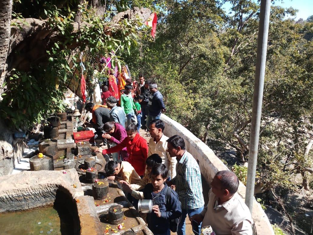 पांडव वन में पहाड़ से रिसते पानी से जलाभिषेक करते श्रद्घालु पांडव वन में पहाड़ से रिसते पानी से जलाभिषेक करते श्रद्घालु