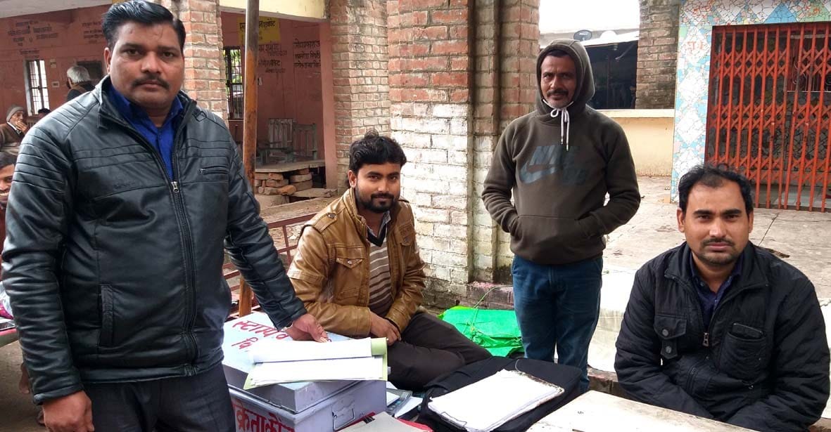 वेंडर के पास स्टांप लेने के लिए खड़े लोग वेंडर के पास स्टांप लेने के लिए खड़े लोग