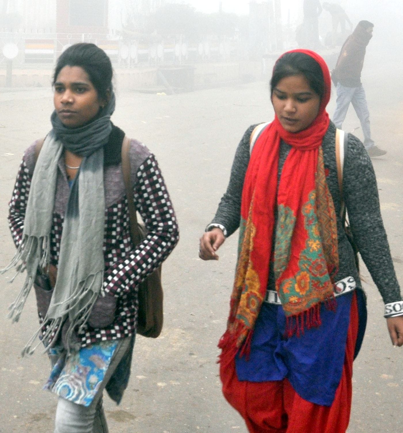शामली कोहरे में गुजरती युवतियां शामली कोहरे में गुजरती युवतियां
