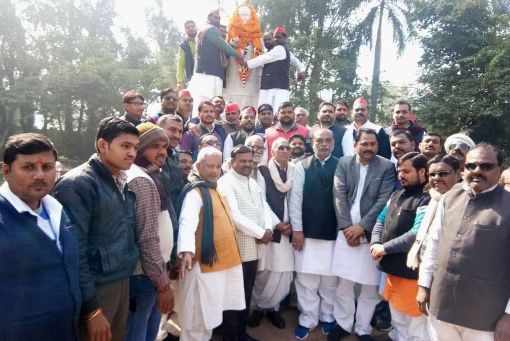सपा कार्यकर्ताओं जीरावस्ती जनेश्वर मिश्र की 10वीं पुण्यतिथि पर उनके प्रतिमा पर मल्यार्पण करते स? सपा कार्यकर्ताओं जीरावस्ती जनेश्वर मिश्र की 10वीं पुण्यतिथि पर उनके प्रतिमा पर मल्यार्पण करते स?