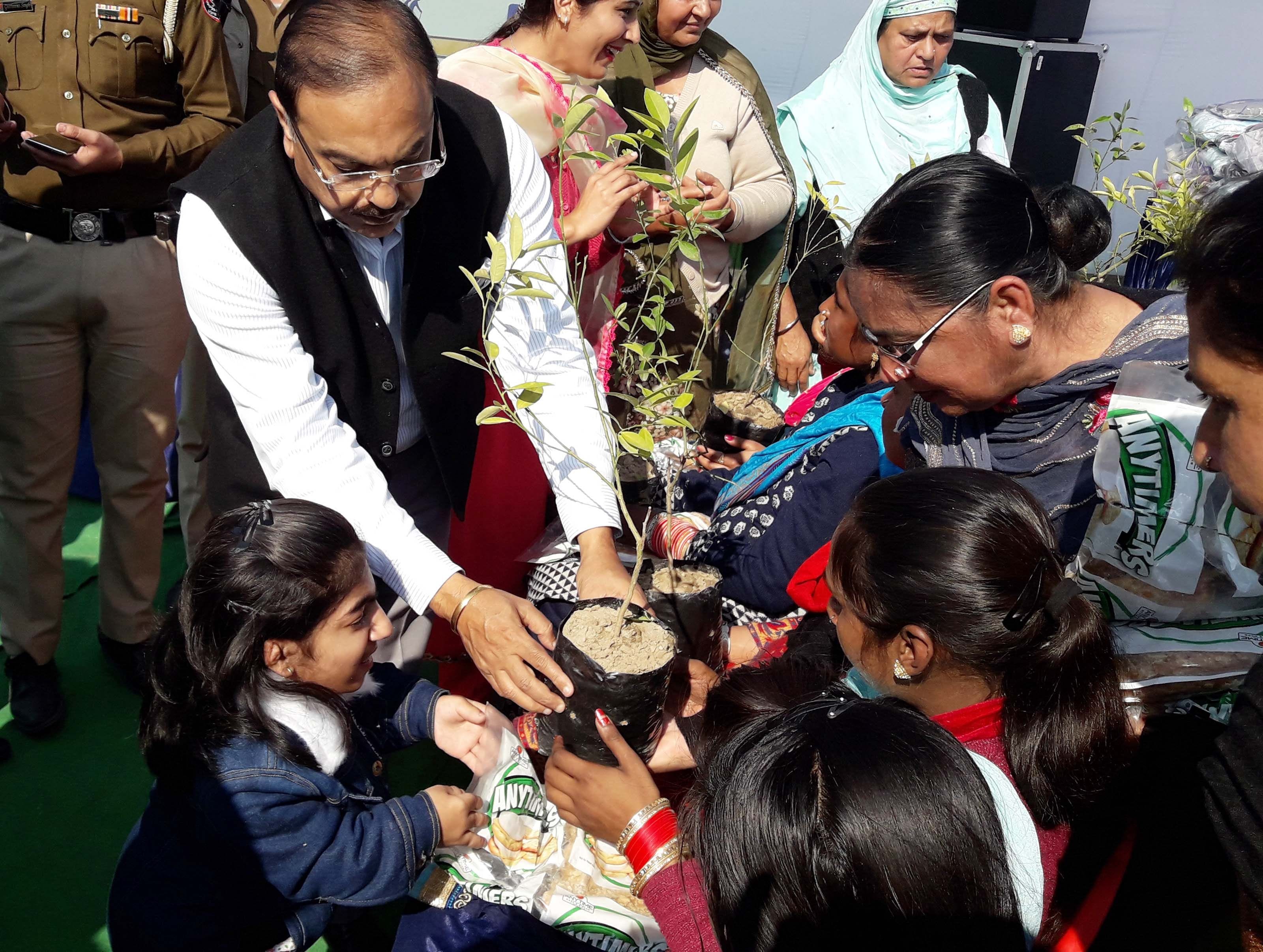 फिरोजपुर में आयोजित समारोह में डीसी महिलाओं को पौधे देकर सम्मानित करते हुए।