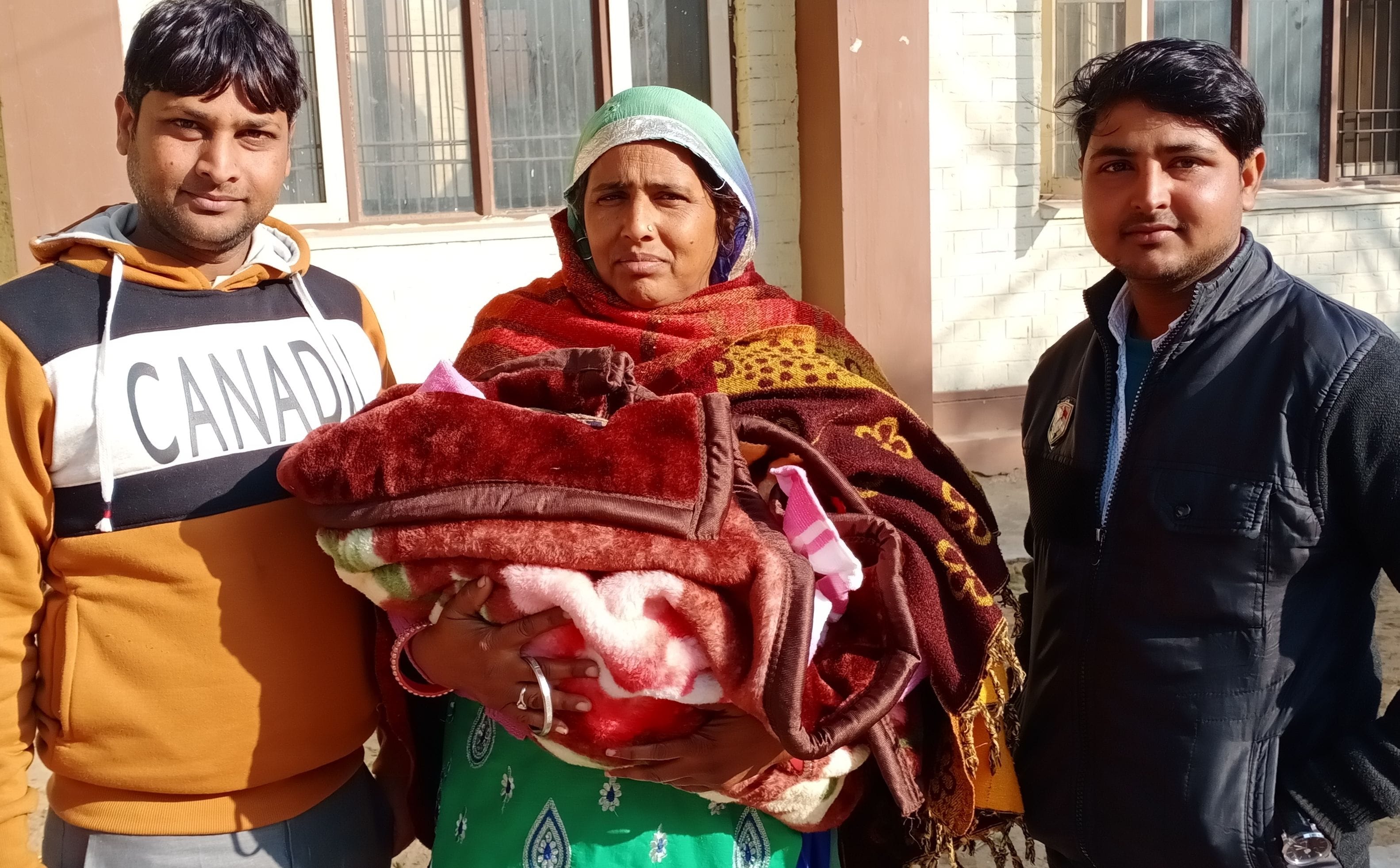 नागरिक अस्पताल महेंद्रगढ़ में नवजात बच्चे को गोद में लिए हुए दादी शारदा नागरिक अस्पताल महेंद्रगढ़ में नवजात बच्चे को गोद में लिए हुए दादी शारदा