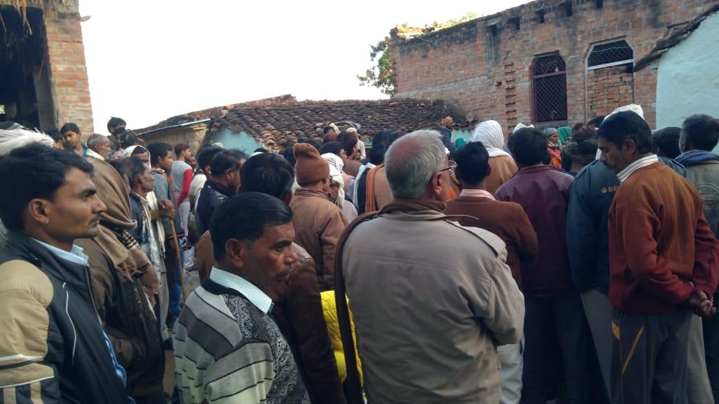 मृतक के घर के बाहर लगी भीड़ मृतक के घर के बाहर लगी भीड़