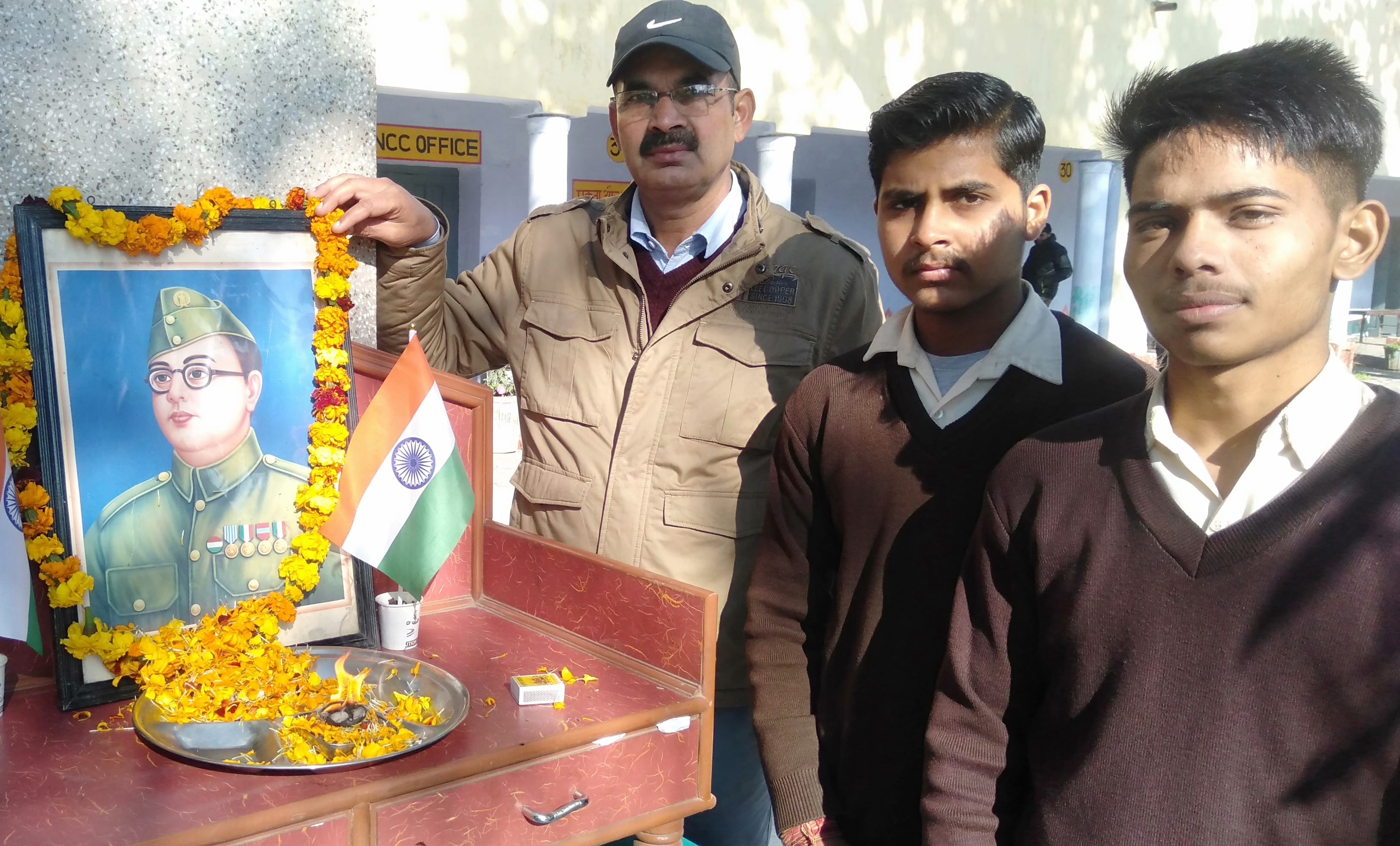 शामली आर के इन्टर कॉलेज में नेताजी सुभाष चंद्र बोस के चित्र पर पुष्पअर्पित करते छात्र व प्रधानाच? शामली आर के इन्टर कॉलेज में नेताजी सुभाष चंद्र बोस के चित्र पर पुष्पअर्पित करते छात्र व प्रधानाच?