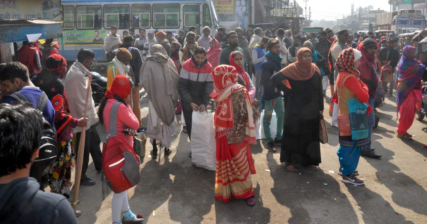 शामली रोडवेज बस अडडे पर यात्रियो की लगी भीड शामली रोडवेज बस अडडे पर यात्रियो की लगी भीड