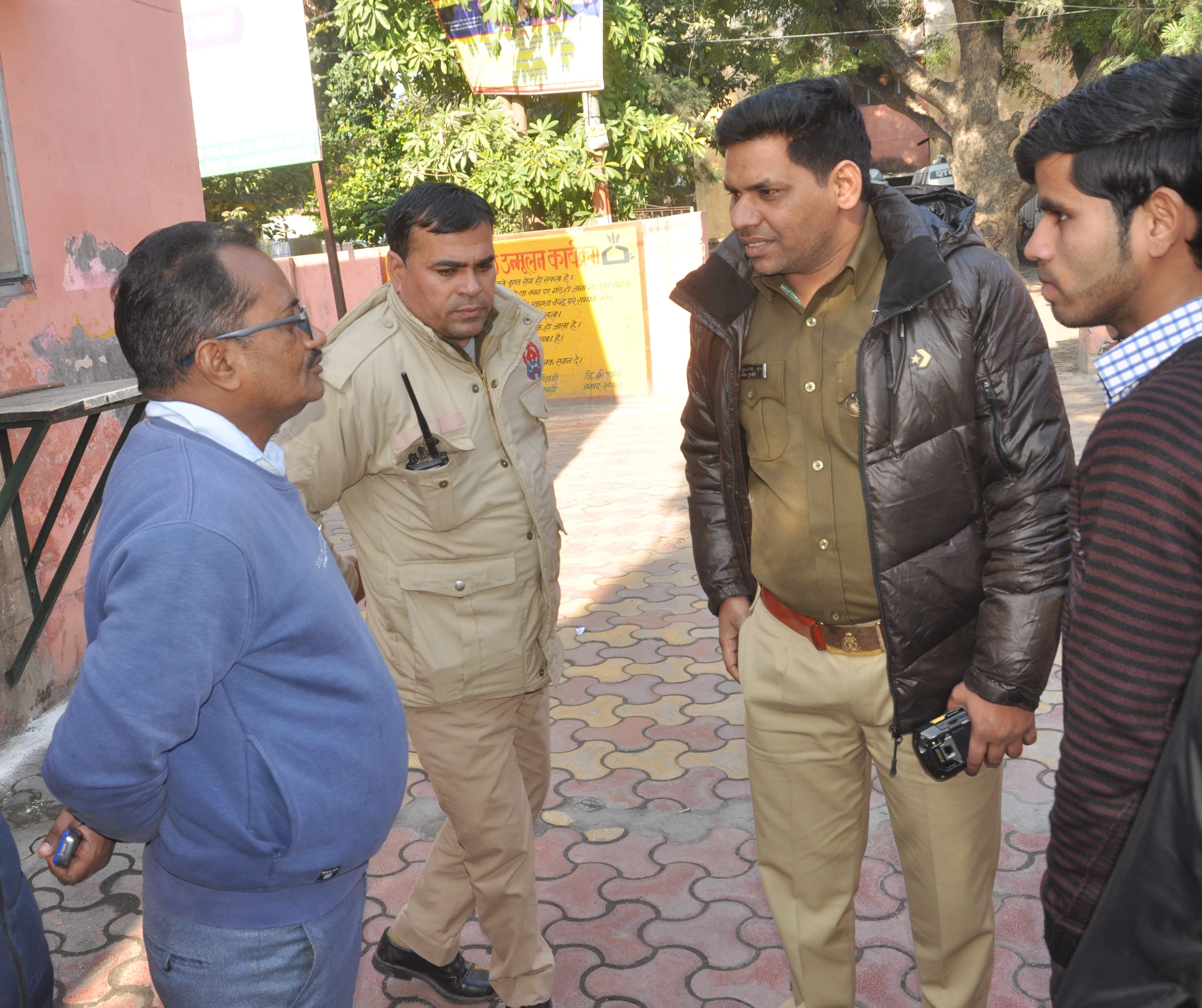 शामली सीएचसी में चिकित्सको में आपसी मार पिटाई के बाद कर्मचारियो से घटना की जानकारी लेते पुलिसकर?