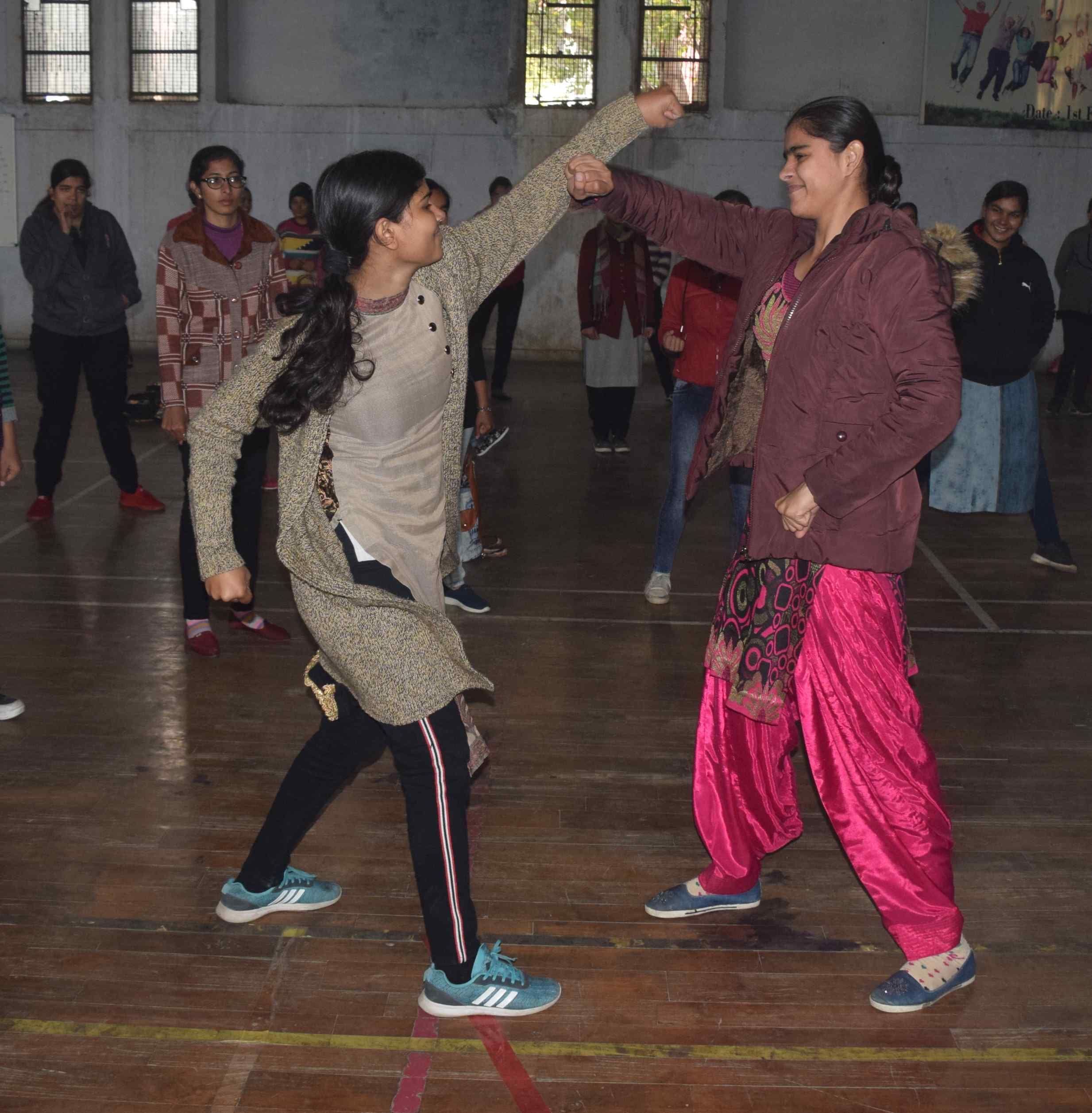 राजकीय स्नातकोत्तर महिला महाविद्यालय में बुधवार 10 दिवसीय शिविर में छात्राओं को आत्मरक्षा के लि राजकीय स्नातकोत्तर महिला महाविद्यालय में बुधवार 10 दिवसीय शिविर में छात्राओं को आत्मरक्षा के लि