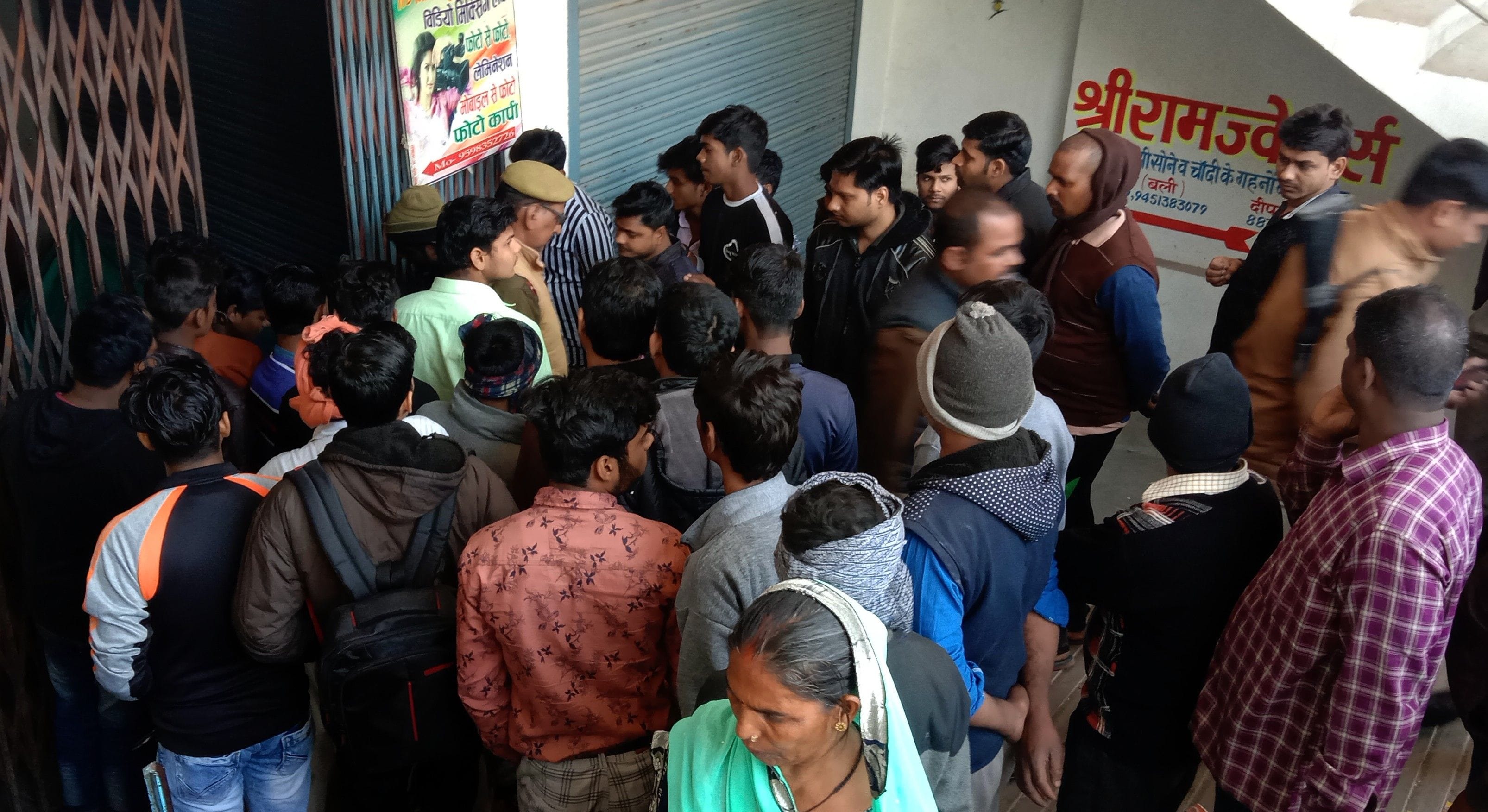 कप्तानगंज चौक पर मौर्य कांप्लेक्स में ज्वेलरी की दूकान में चोरी की खबर के बाद लगी लोगों की भीड़। कप्तानगंज चौक पर मौर्य कांप्लेक्स में ज्वेलरी की दूकान में चोरी की खबर के बाद लगी लोगों की भीड़।