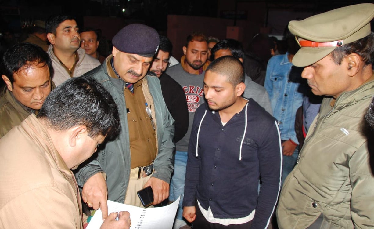 मुजफ्फरनगर जिला चिकित्सालय में घटना क्रम की जानकारी करती पुलिस। मुजफ्फरनगर जिला चिकित्सालय में घटना क्रम की जानकारी करती पुलिस।