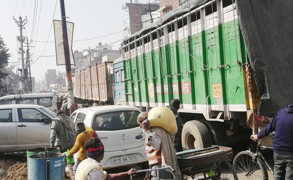 मवाना थाने के सामने लगा जाम। मवाना थाने के सामने लगा जाम।