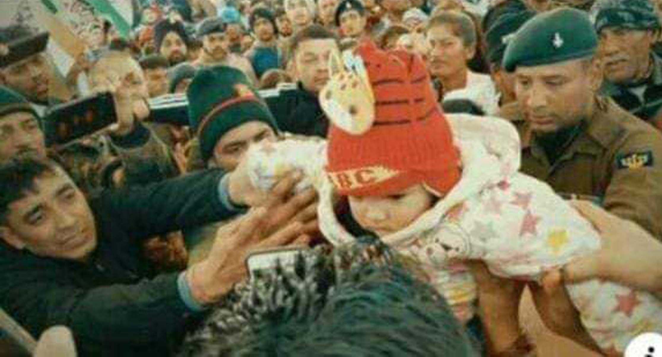 मार्मिक: गोदी में उठा मासूम बेटी को शहीद पिता राहुल रैंसवाल के दर्शन कराते फौजी ताऊ राजेश रैंसवाल मार्मिक: गोदी में उठा मासूम बेटी को शहीद पिता राहुल रैंसवाल के दर्शन कराते फौजी ताऊ राजेश रैंसवाल