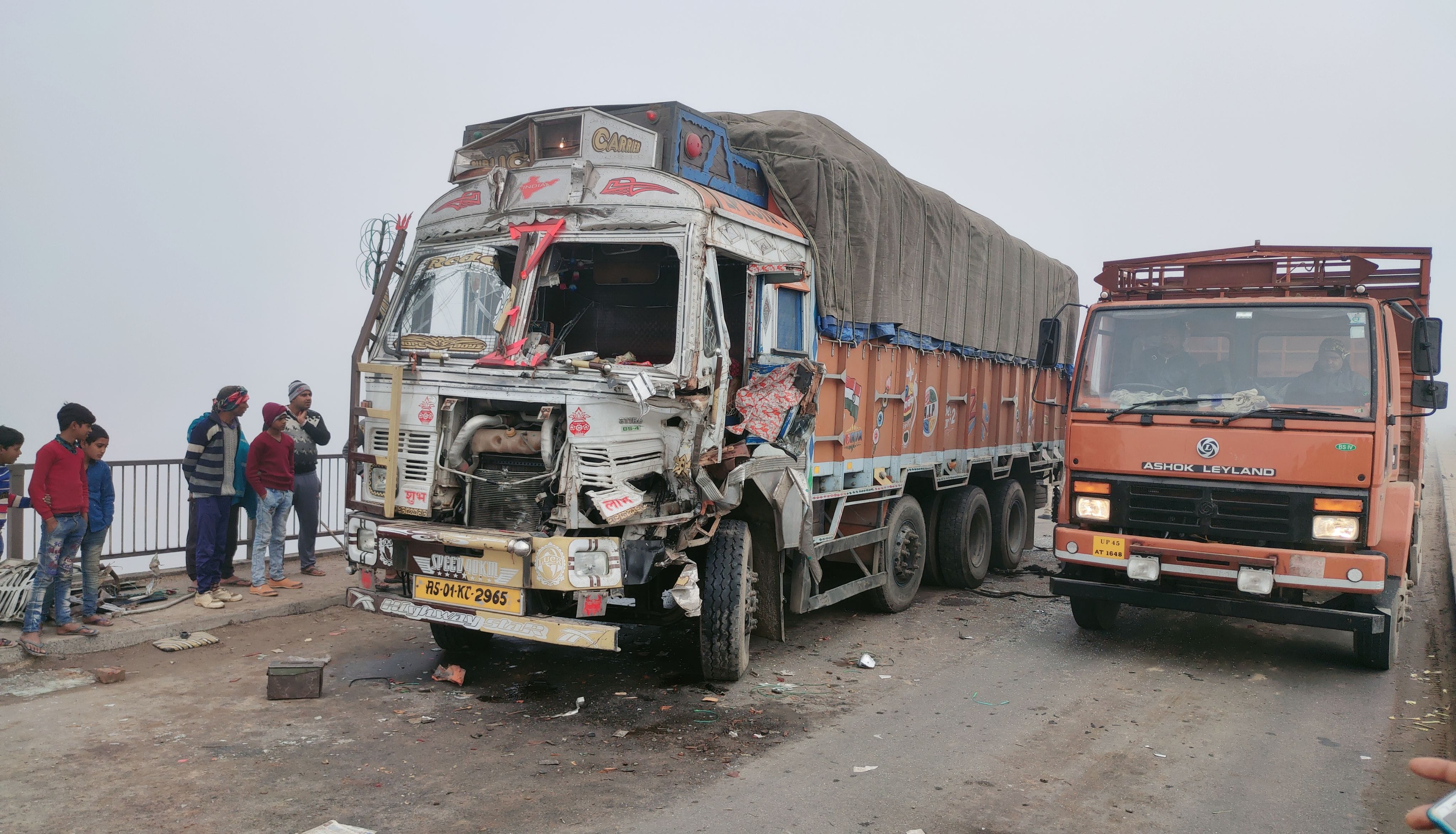 उन्नाव के बांगरमऊ-बिल्हौर मार्ग पर हादसे के बाद गंगा पुल पर खड़ा क्षतिग्रस्त दूसरा ट्रक। उन्नाव के बांगरमऊ-बिल्हौर मार्ग पर हादसे के बाद गंगा पुल पर खड़ा क्षतिग्रस्त दूसरा ट्रक।