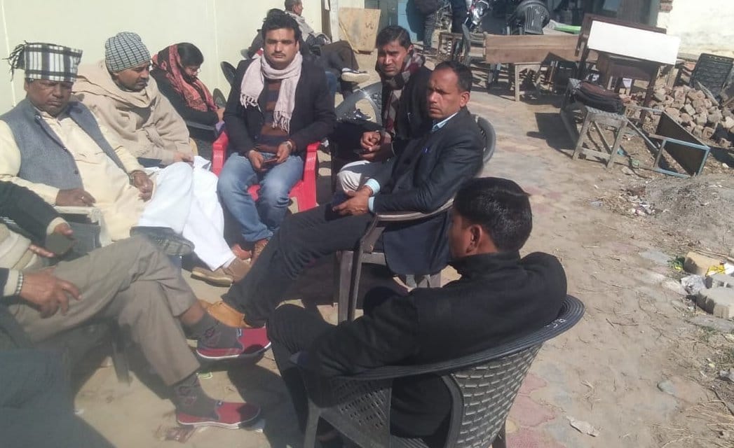 ऊन तहसील में उदास बैठे वकील ऊन तहसील में उदास बैठे वकील