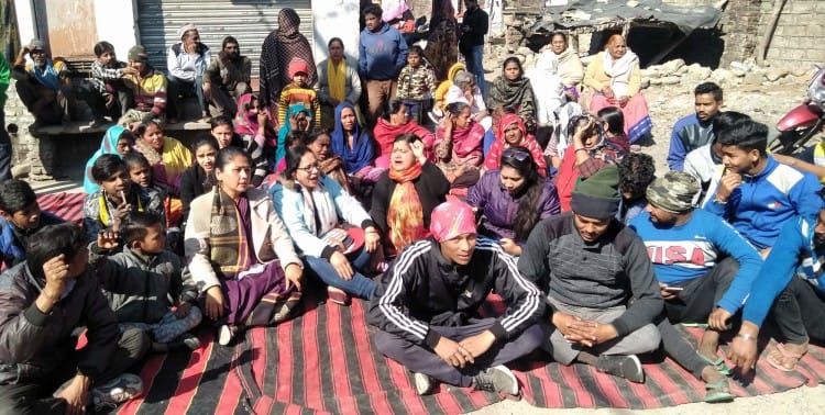 नशे के खिलाफ झूलाबस्ती में प्रदर्शन करते लोग।