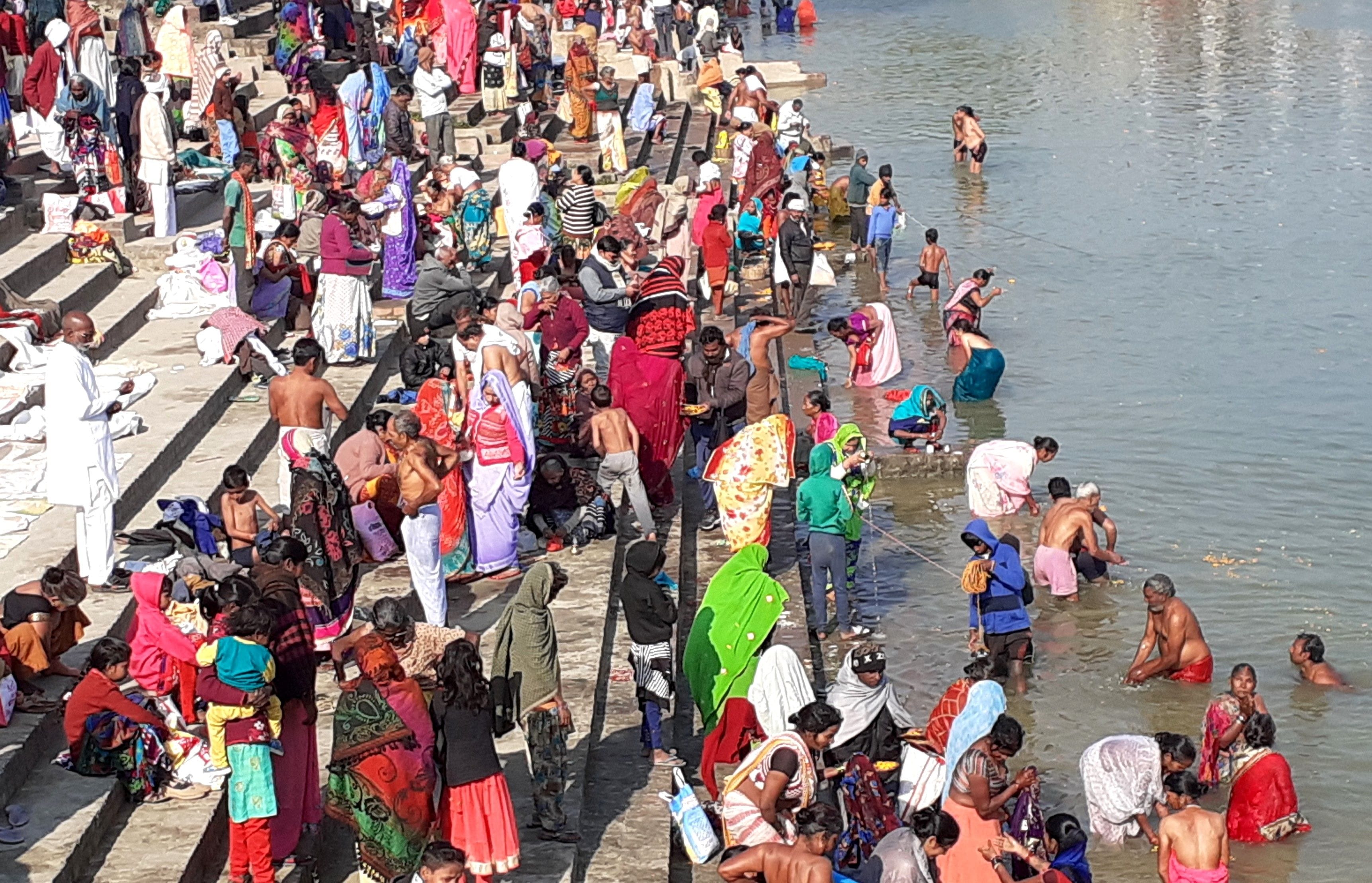 दुर्वासा धाम में मौनी अमावस्या के अवसर पर तमसा के संगम में डुबकी लगाते श्रद्धालु।