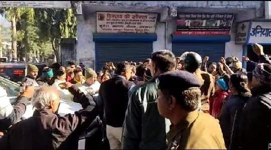 मेयर और अफसर का घेराव करते आक्रोशित लोग। मेयर और अफसर का घेराव करते आक्रोशित लोग।