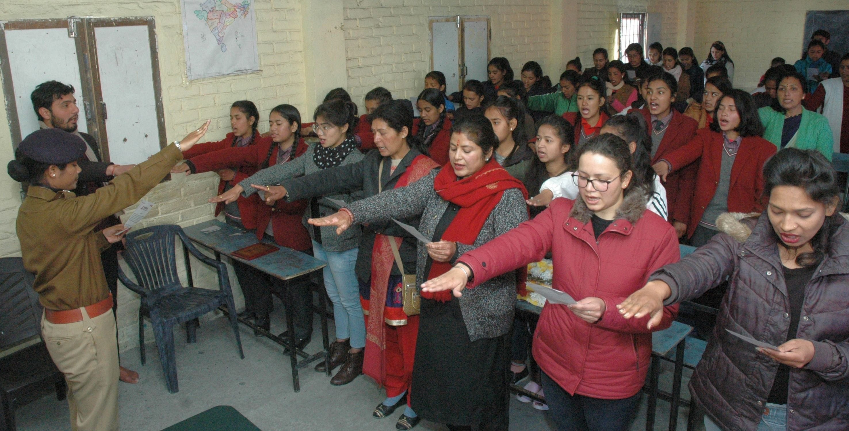 पिथौरागढ़ में अपराजिता कार्यक्रम में शपथ दिलातीं एसपी प्रीति प्रियदर्शनी। संवाद न्यूज एजेंसी पिथौरागढ़ में अपराजिता कार्यक्रम में शपथ दिलातीं एसपी प्रीति प्रियदर्शनी। संवाद न्यूज एजेंसी