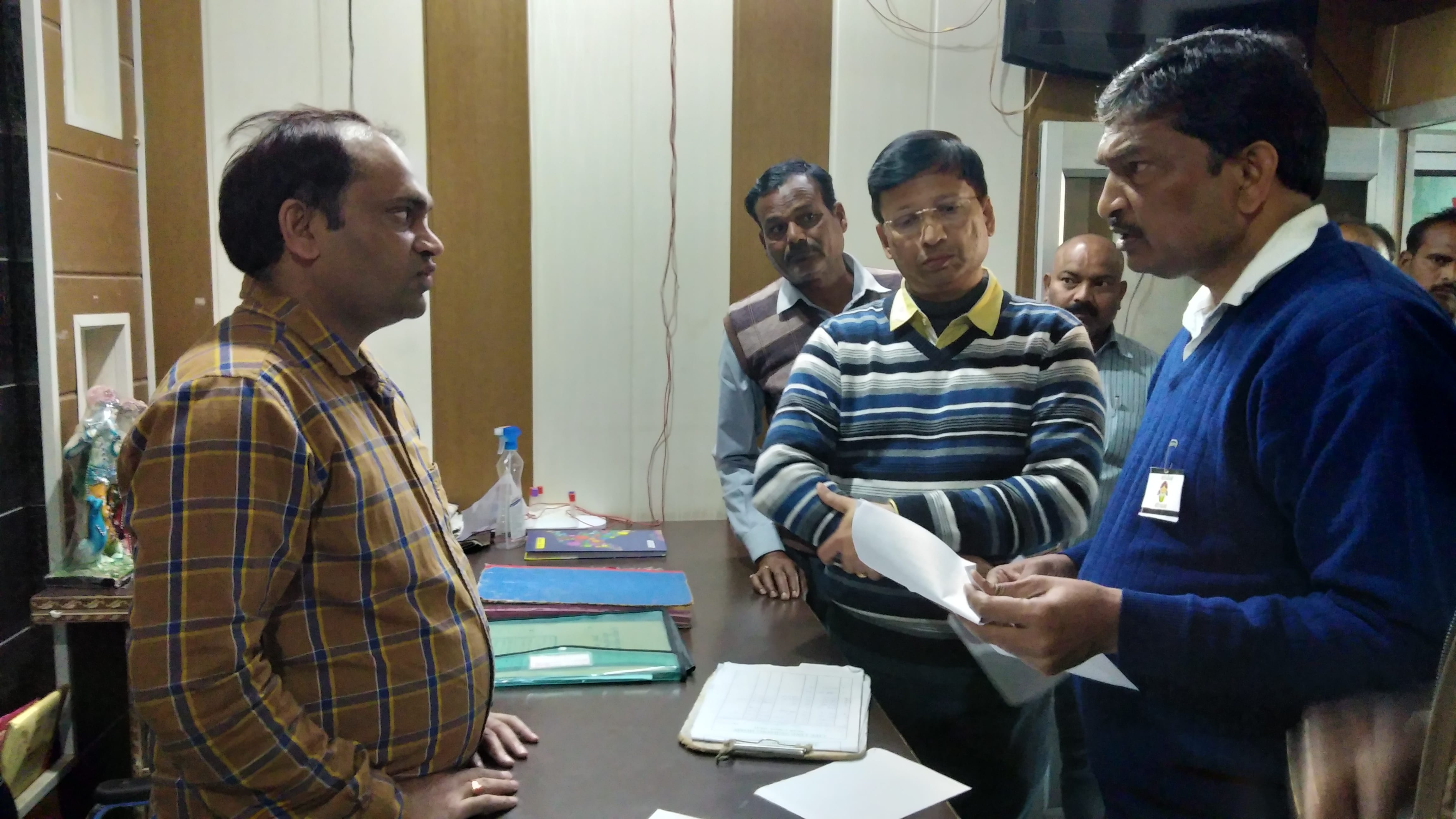 नर्सिंग होम में रजिस्ट्री देते अतिरिक्त मजिस्ट्रेट गुलाब सिंह व प्रभारी सीएमओ सत्य प्रकाश