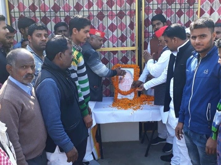 शाहगढ़ बाजार में कर्पूरी ठाकुर की के चित्र पर श्रद्धासुमन अर्पित कर रहे लोग। शाहगढ़ बाजार में कर्पूरी ठाकुर की के चित्र पर श्रद्धासुमन अर्पित कर रहे लोग।
