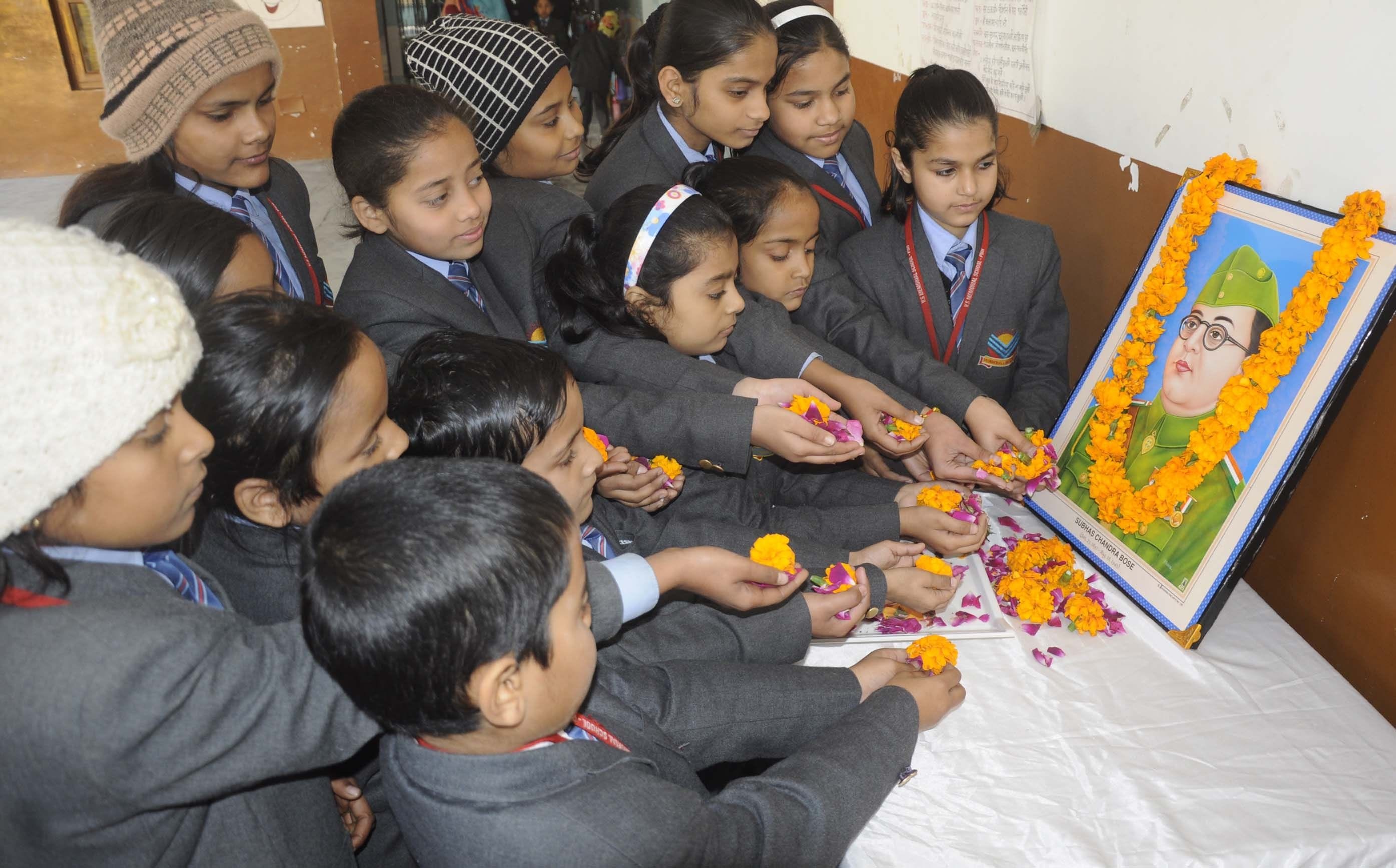 सुभाषचंद्र बोस जयंती पर आयोजित कार्यक्रम में वीएस मेमोरियल पब्लिक स्कूल में उनके चित्र पर पुष्प सुभाषचंद्र बोस जयंती पर आयोजित कार्यक्रम में वीएस मेमोरियल पब्लिक स्कूल में उनके चित्र पर पुष्प
