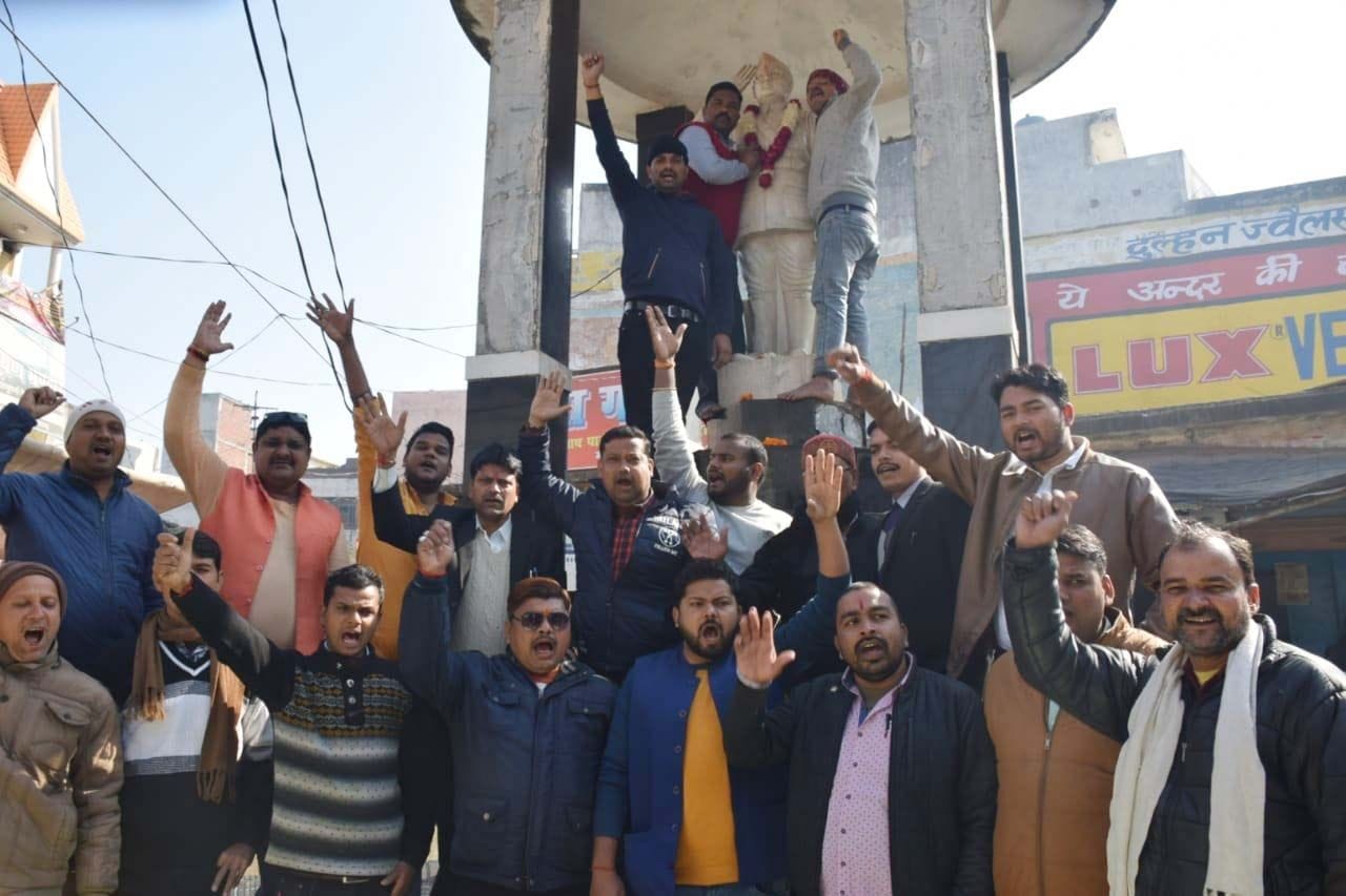 पंजाबी मार्केट स्थित सुभाषचंद्र बोस प्रतिमा पर मार्ल्यापण करते युवा क्रांति के लोग। पंजाबी मार्केट स्थित सुभाषचंद्र बोस प्रतिमा पर मार्ल्यापण करते युवा क्रांति के लोग।