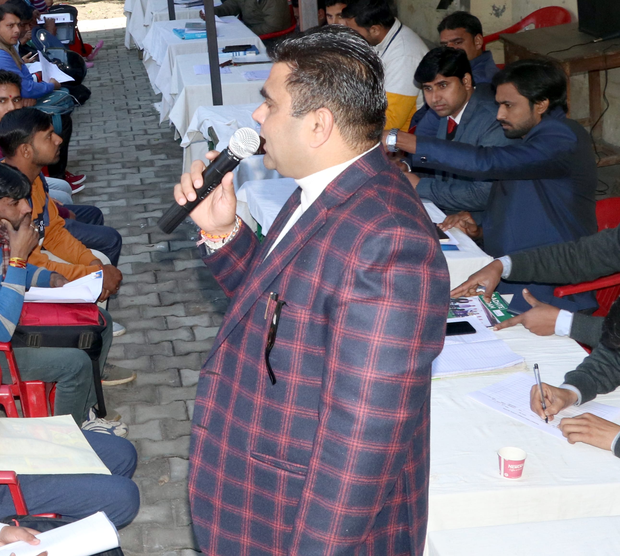 बिजनौर में सेवा योजन कार्यालय पर रोजगार मेले में आए युवाओं को संबोधित प्रभारी जिला सेवा योजन अधि?