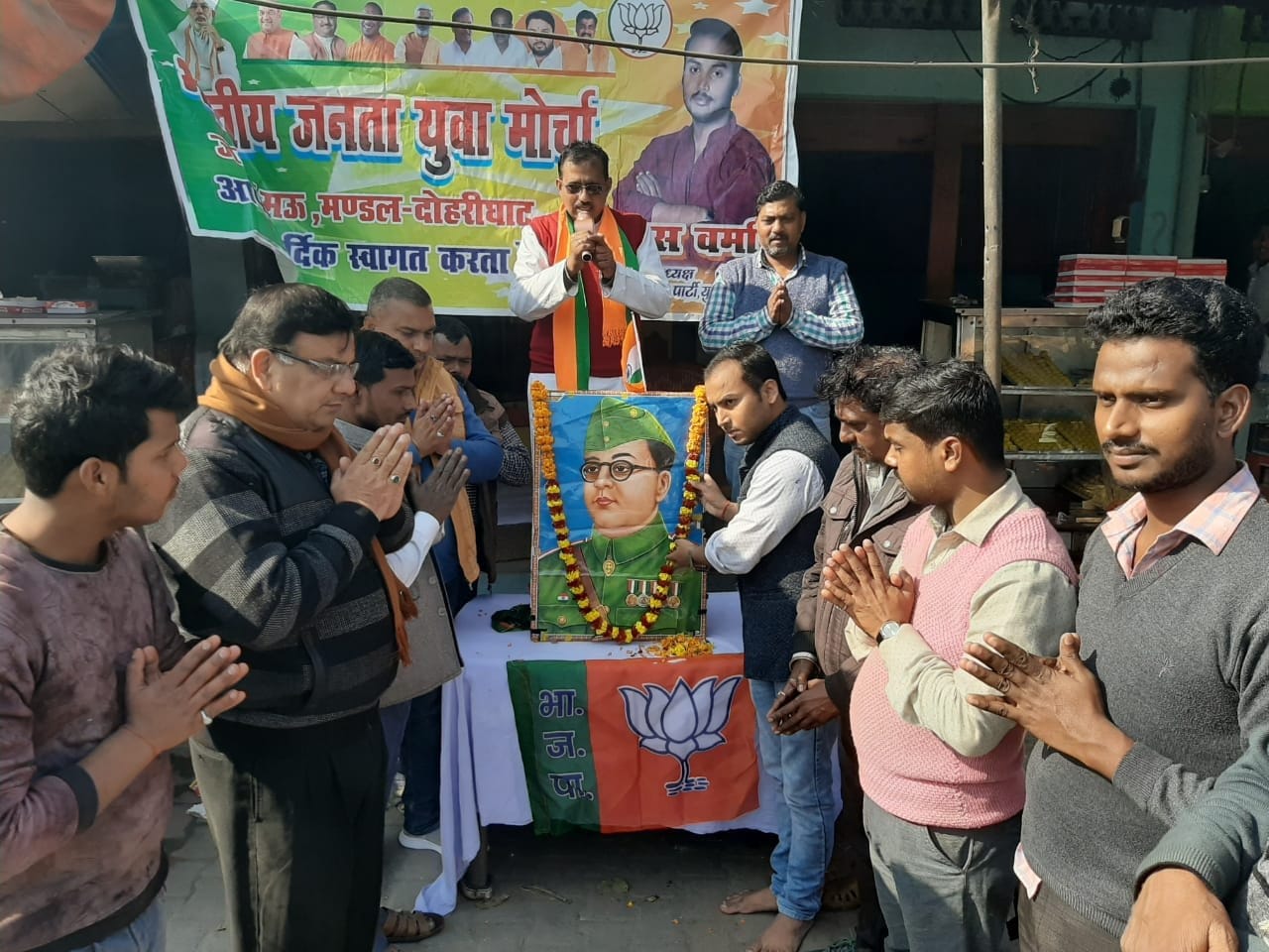 दोहरीघाट में नेताजी सुभाषचंद बोस की जयंती पर उनके चित्र पर मार्ल्यापण कर श्रद्घांजलि अर्पित करत दोहरीघाट में नेताजी सुभाषचंद बोस की जयंती पर उनके चित्र पर मार्ल्यापण कर श्रद्घांजलि अर्पित करत