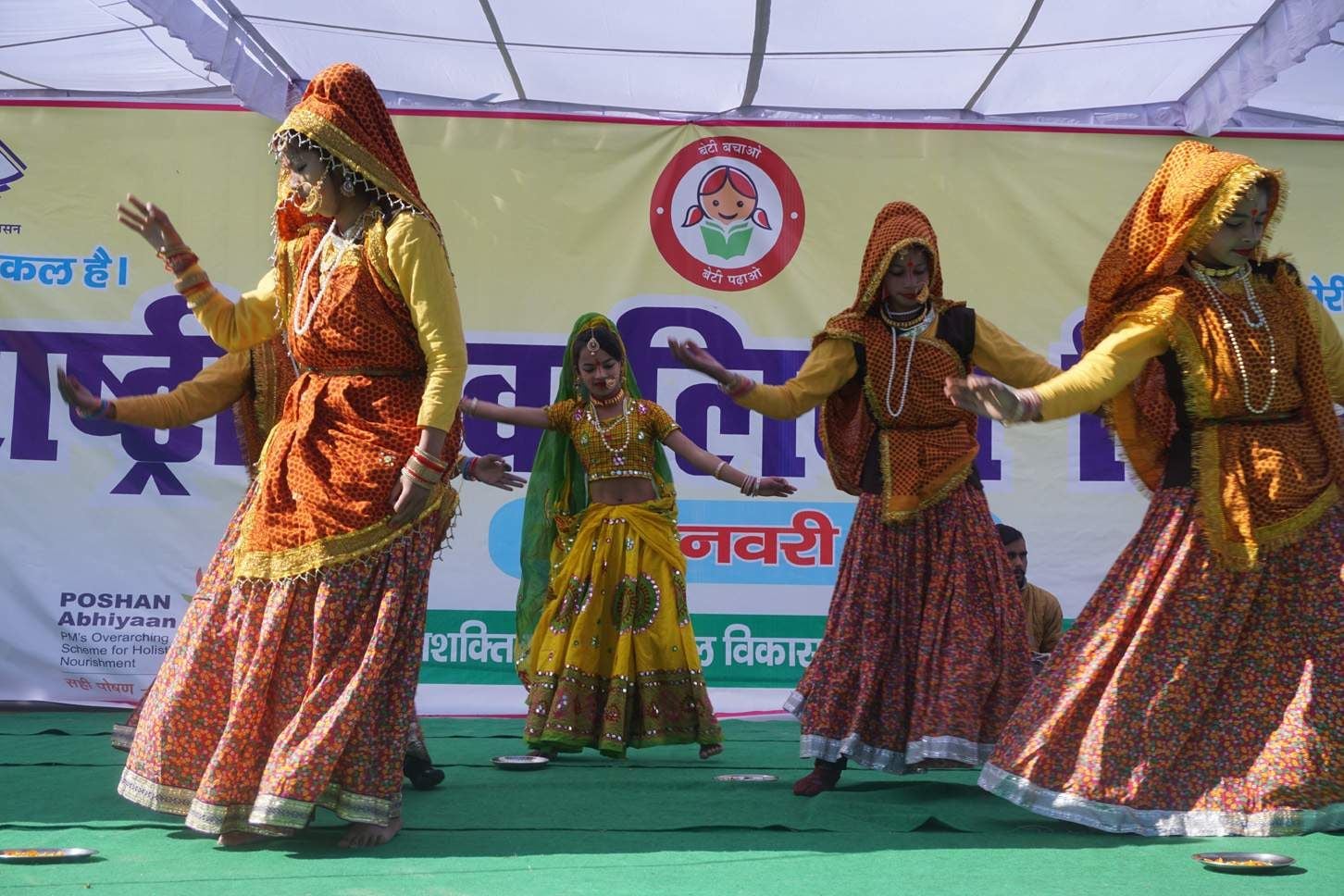 बालिका दिवस में रंगारंग कार्यक्रमों की प्रस्तुति देतीं बालिकाएं। बालिका दिवस में रंगारंग कार्यक्रमों की प्रस्तुति देतीं बालिकाएं।